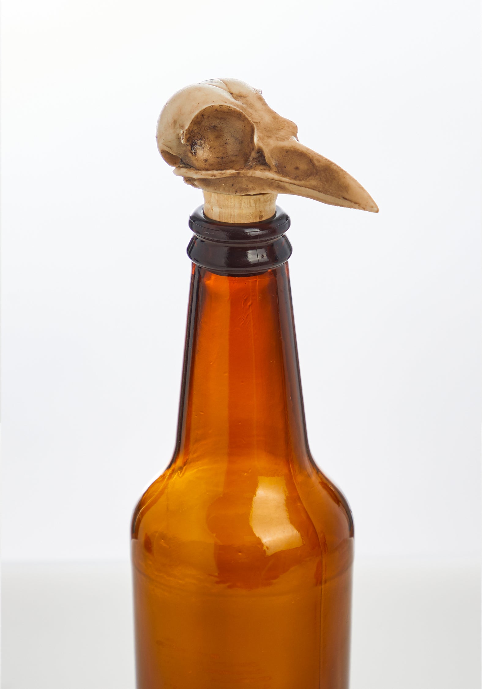 Gothic Raven Skull Wine Bottle Stopper - Decorative Glass Cork for Whiskey, Liquor & Wine - Perfect for Halloween, Gothic Decor & Home Bar Accessories