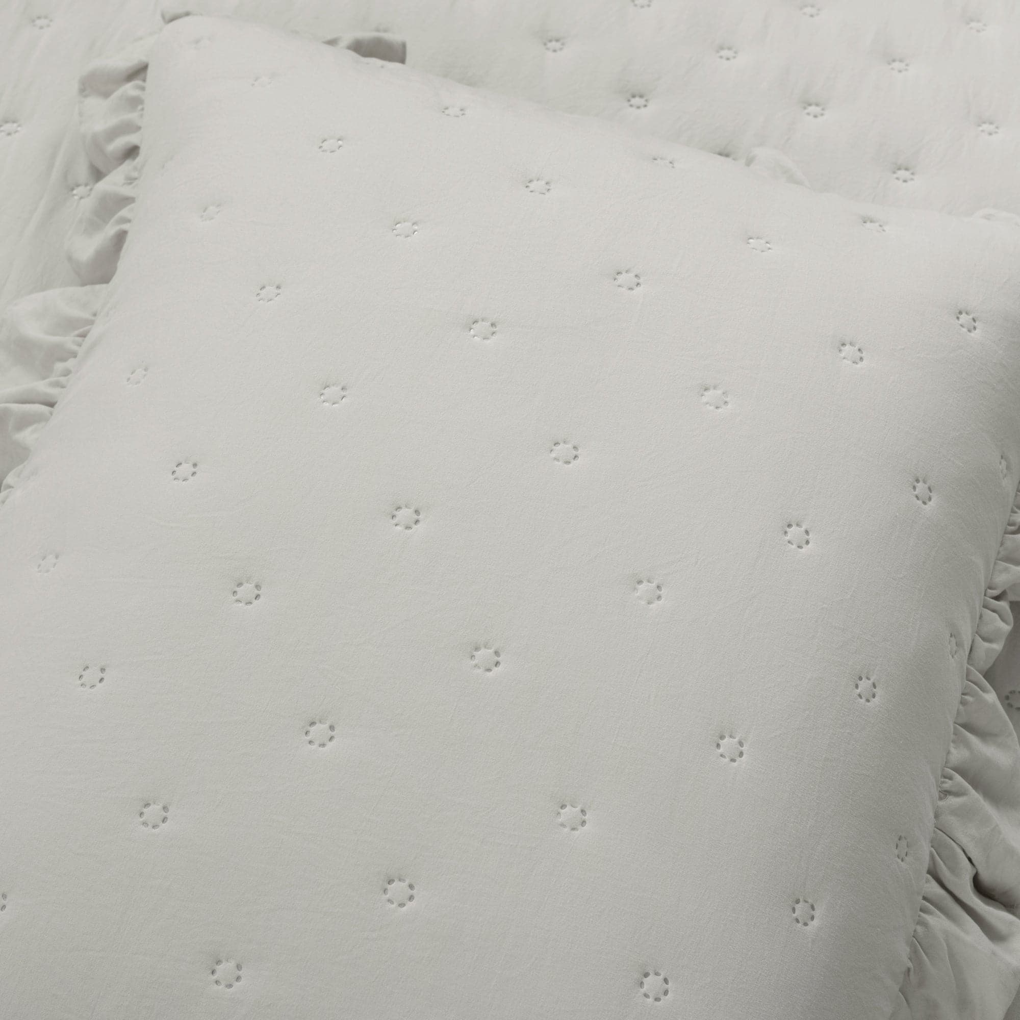 Reyna Ruffle Reversible Oversized 3-Piece Quilt Set - King/Queen Size Bedding with Matching Pillow Shams - Perfect for Master Bedroom, Guest Room & Cozy Farmhouse Decor