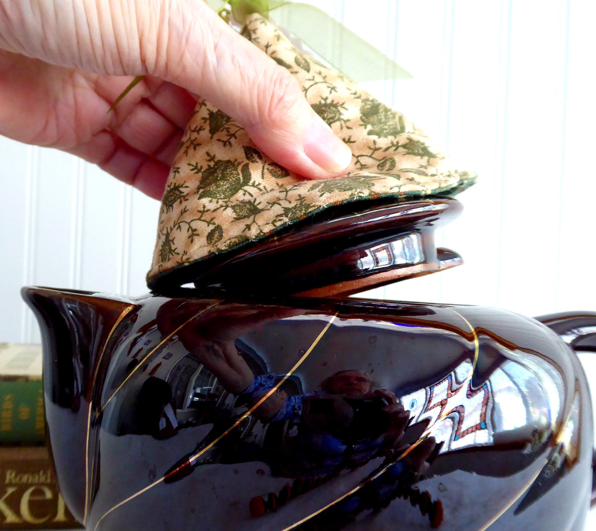 Tan Olive Green Knob Teapot Lid Holder with Padded Chintz Lining – Perfect for Tea Ceremonies, Kitchen Decor, and Gift Giving