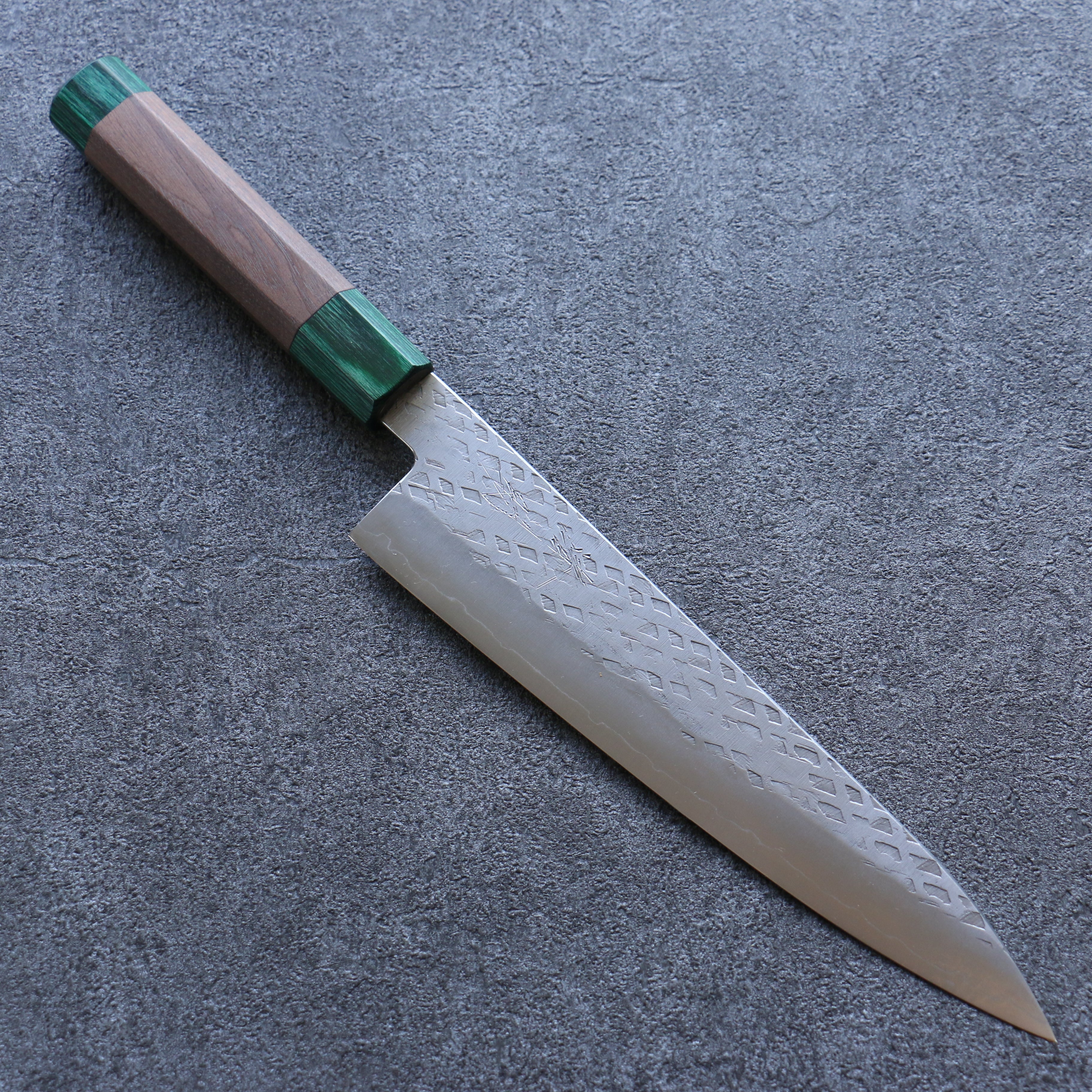 Seisuke Silver Steel No.3 Hammered Gyuto 210mm Japanese Chef Knife with Walnut & Double Green Pakka Wood Handle - Professional Kitchen Tool for Slicing, Dicing & Meat Cutting