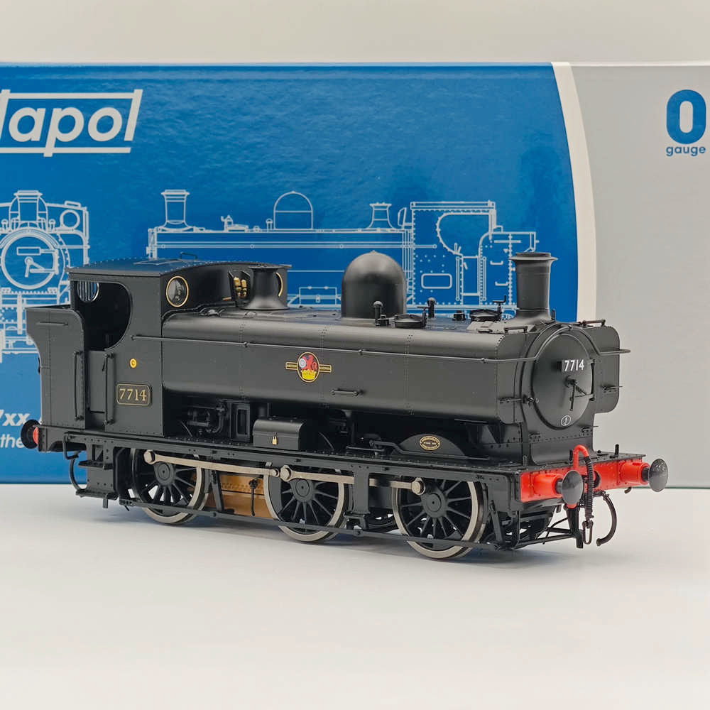 Dapol 7s 007 011 O Gauge 57xx Pannier 7714 BR Black Late Crest 21DCC Locomotive - Model Train for Collectors & Railway Enthusiasts - Perfect for Layouts, Displays & Historical Reenactments