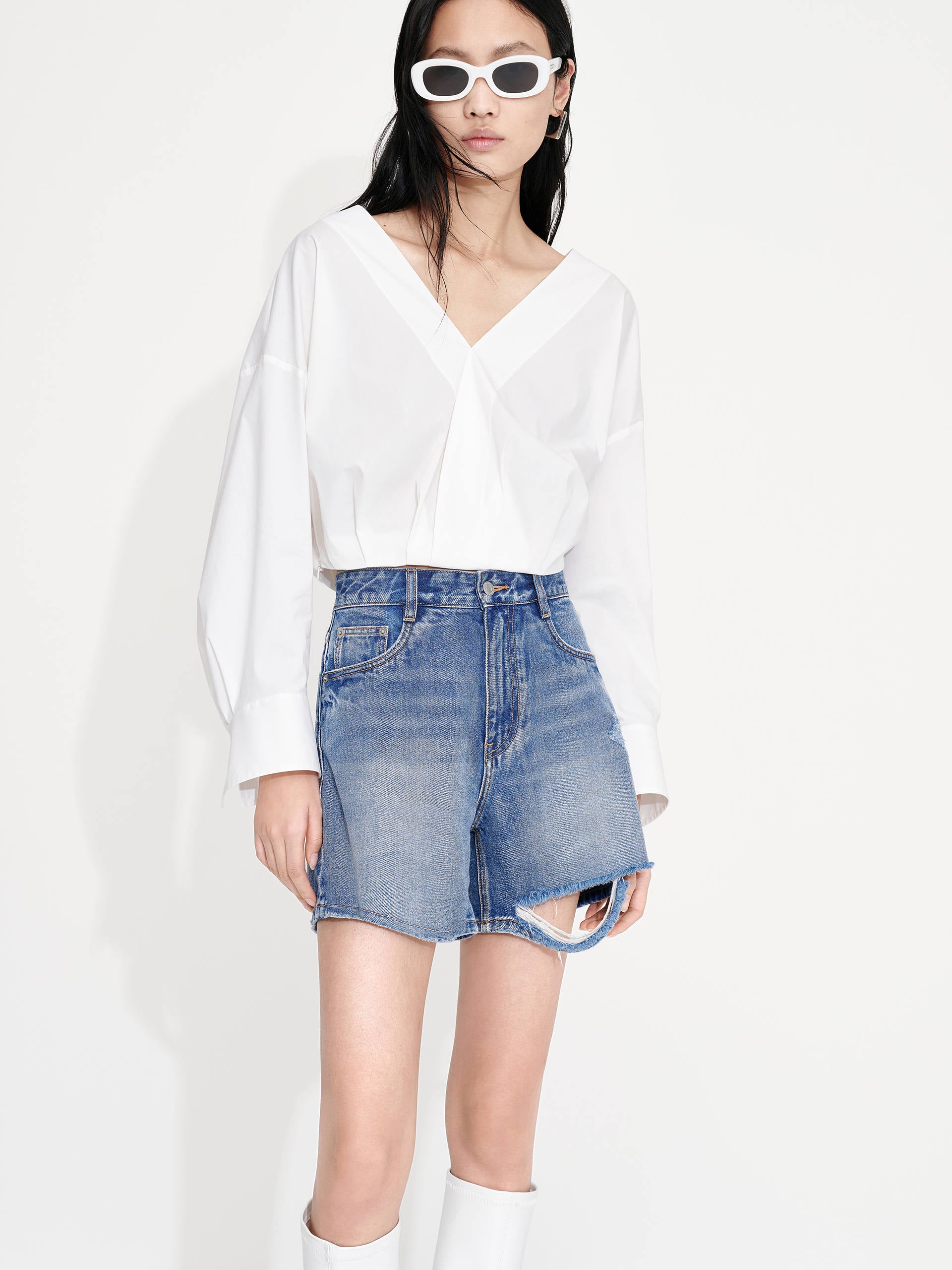 Cropped V-Neck Cotton Top for Women - Soft & Breathable Summer T-Shirt - Casual & Trendy Outfit for Beach, Travel, and Everyday Wear