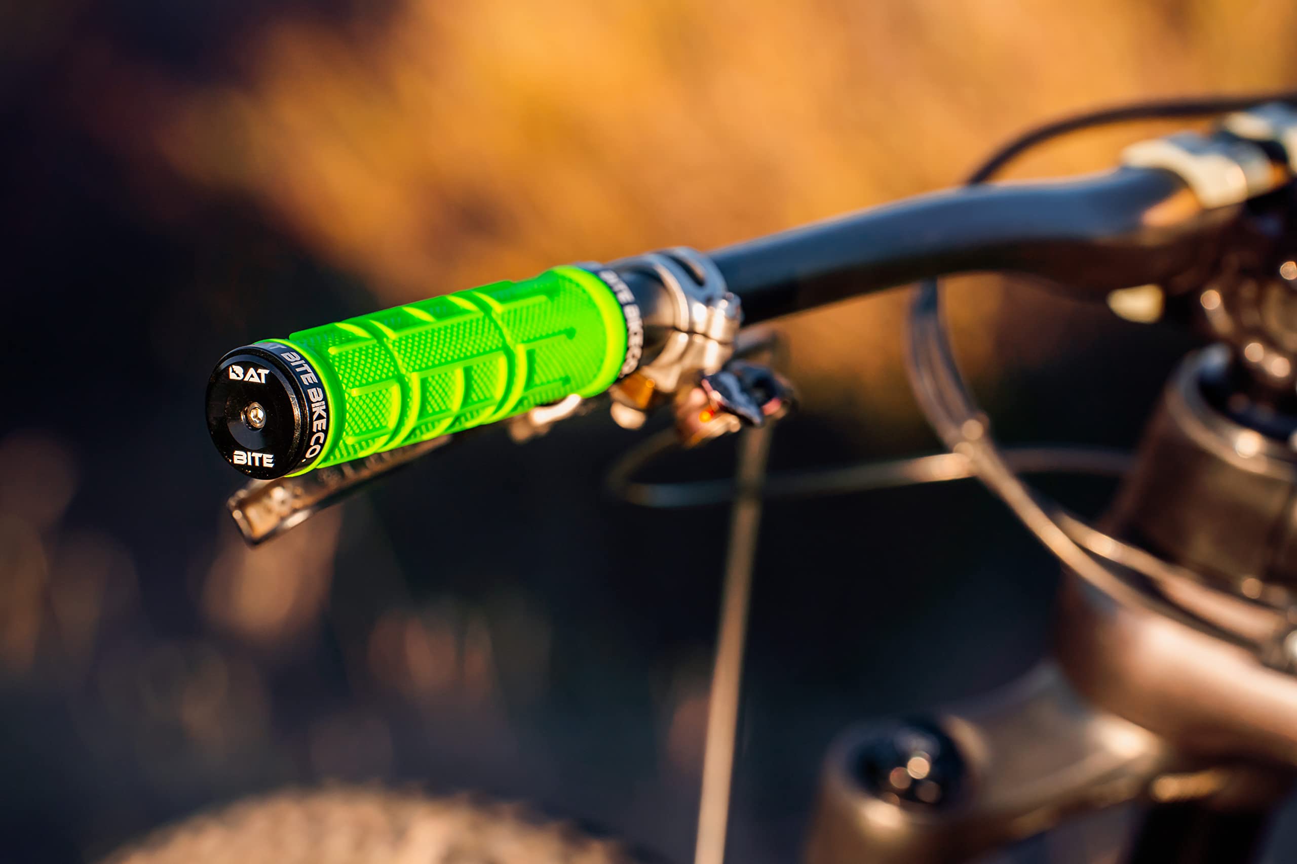 Premium Mountain Bike Handlebar Grips with Alloy Bar End - Double Lock-on MTB Grips for Anti-Slip Control - Comfortable Ergonomic Design for BMX, E-Bike, Scooter & Beach Cruiser - Ideal for Trail Riding, Commuting and Urban Cycling