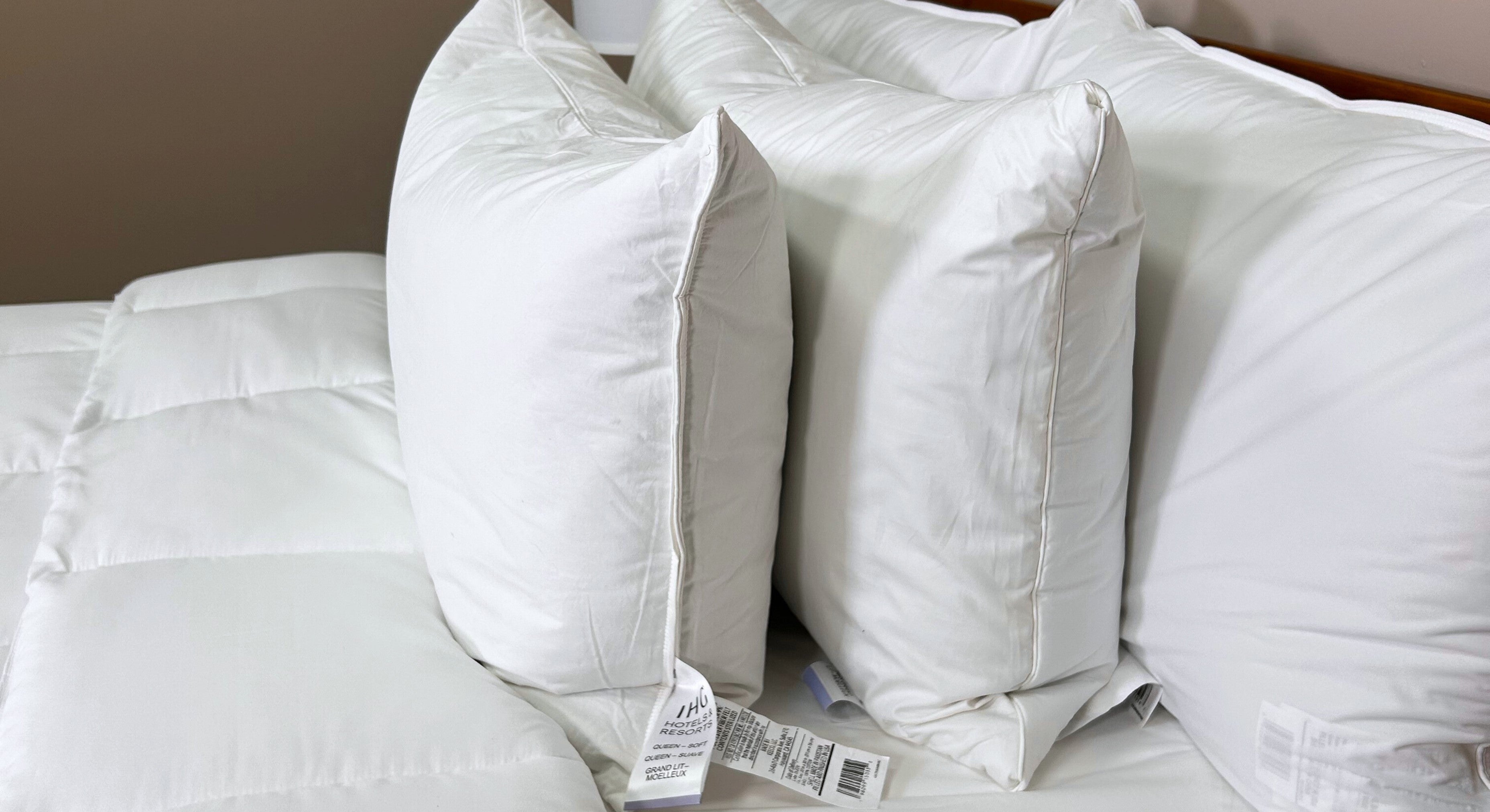 Holiday Inn® Featherbest Medium Support Pillow - Premium Hotel Quality Pillow for Back, Stomach & Side Sleepers - Perfect for Home, Travel & Guest Rooms