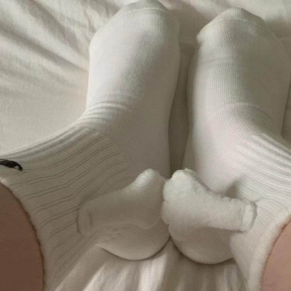 Hand In Hand Magnetic Holding Hands Socks - Couple's Matching Gift for Valentine's Day, Anniversaries & Romantic Getaways