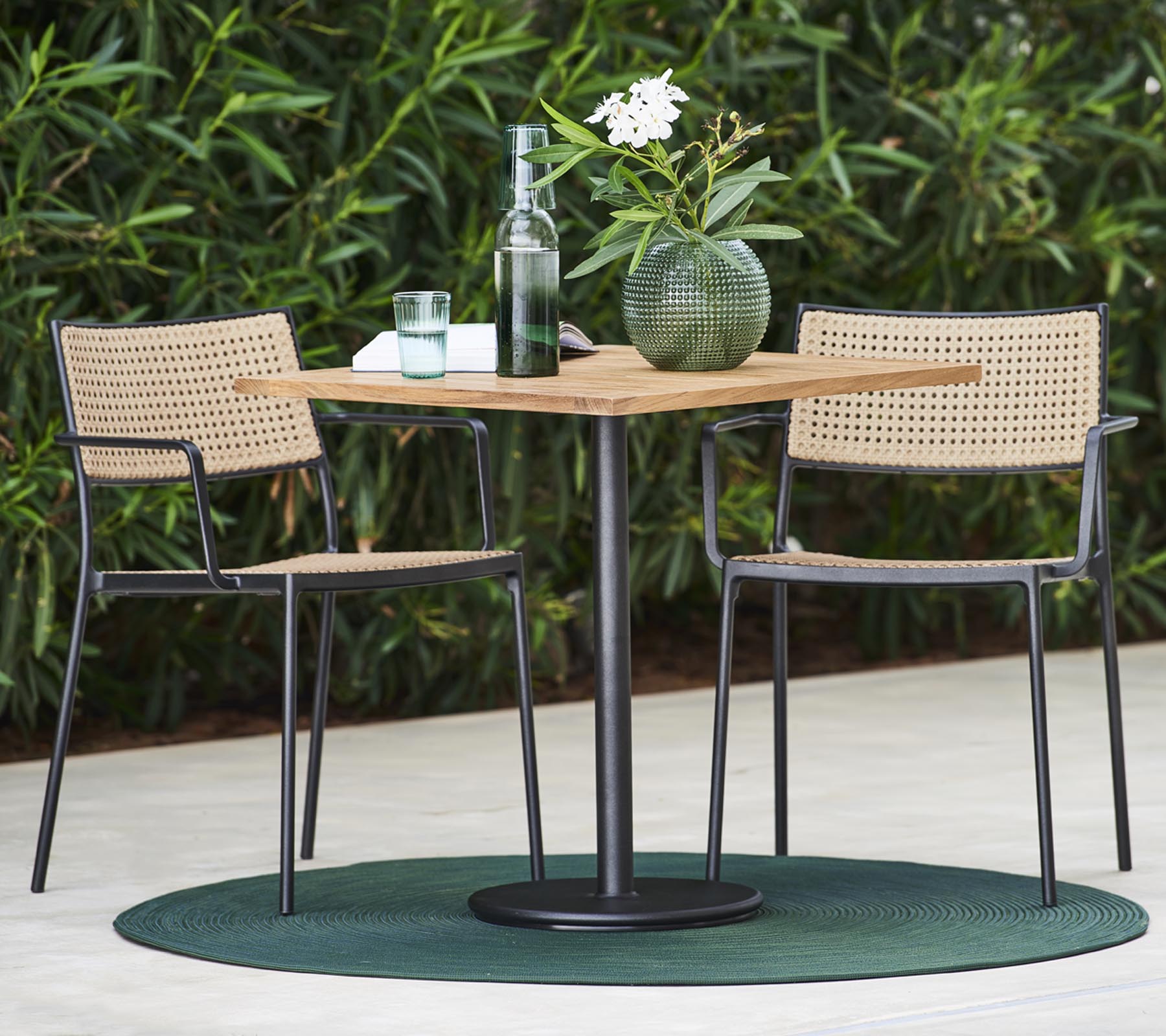 Comfortable and Stylish Armchair - Perfect for Living Room, Bedroom, or Office Relaxation
