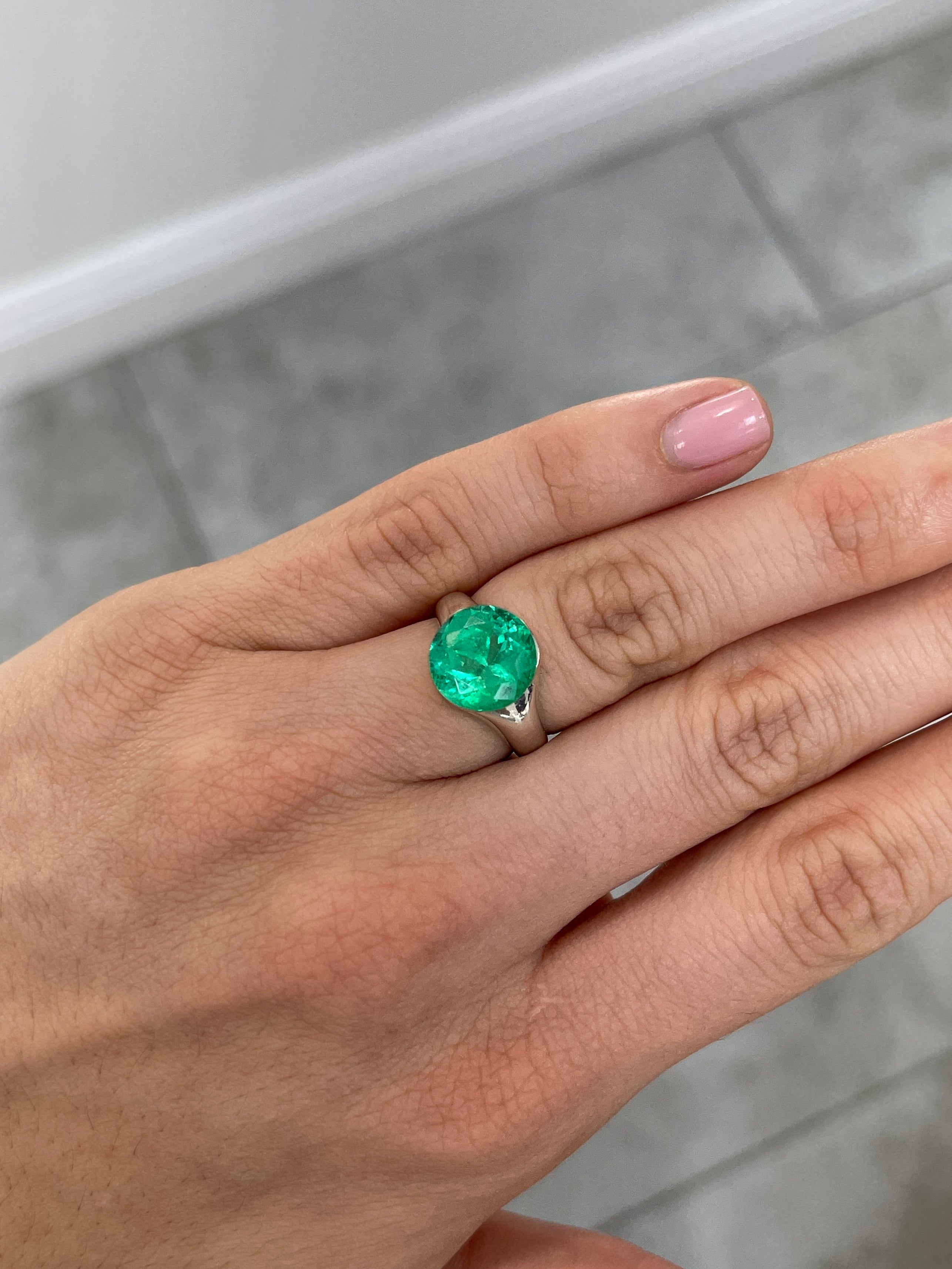 5.48 Carat Natural Colombian Emerald - 11.3x11.3mm Round Vivid Green Gemstone for Jewelry Making, Engagement Rings & Luxury Gifts