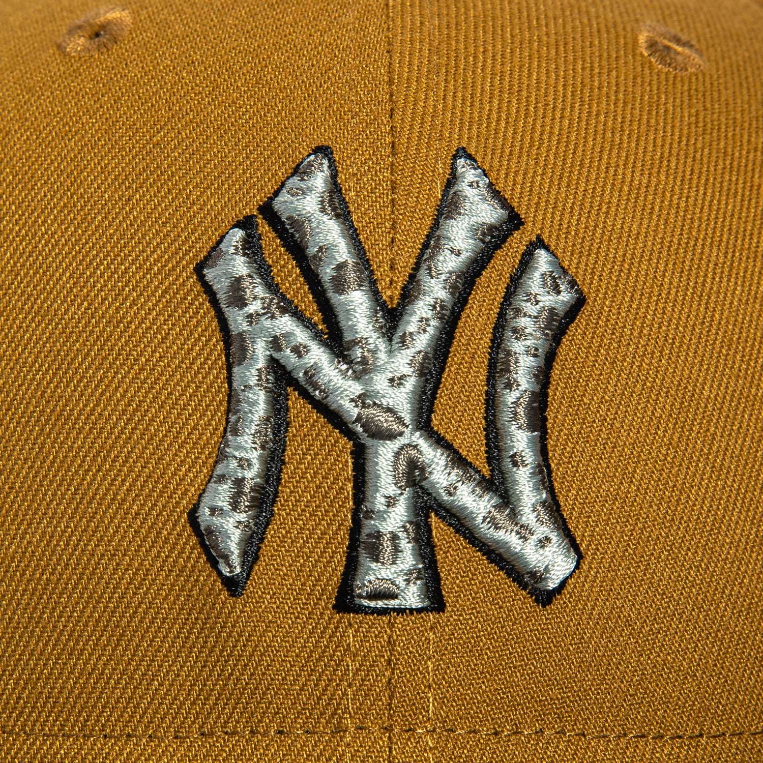 New Era 59Fifty Maxed Out New York Yankees Safari Hat - Gold & Black Baseball Cap for Men | Perfect for Baseball Games, Outdoor Adventures & Streetwear Fashion