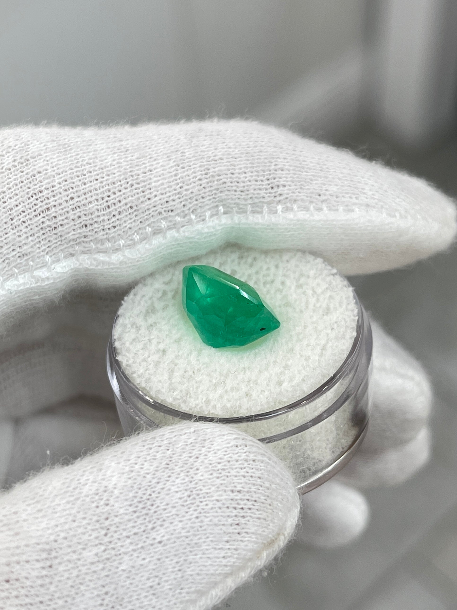 5.75 Carat 11.5x10mm Natural Colombian Emerald - Medium Green with Freckles - Loose Gemstone for Jewelry Making, Engagement Rings & Collector's Items