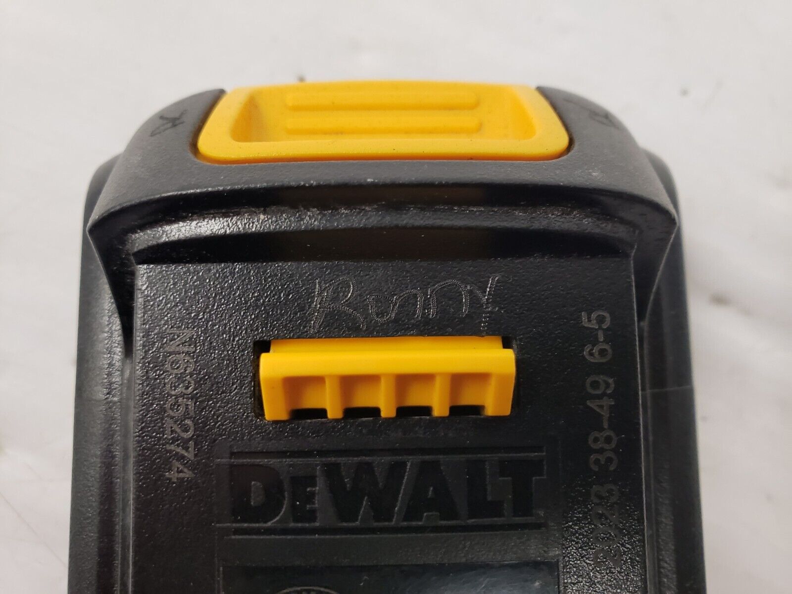 DEWALT DCB201 20V MAX Lithium-Ion Battery Pack - Compatible with DEWALT 20V Tools - Perfect for Drills, Saws & Power Tools - Ideal for Construction, DIY & Home Improvement Projects