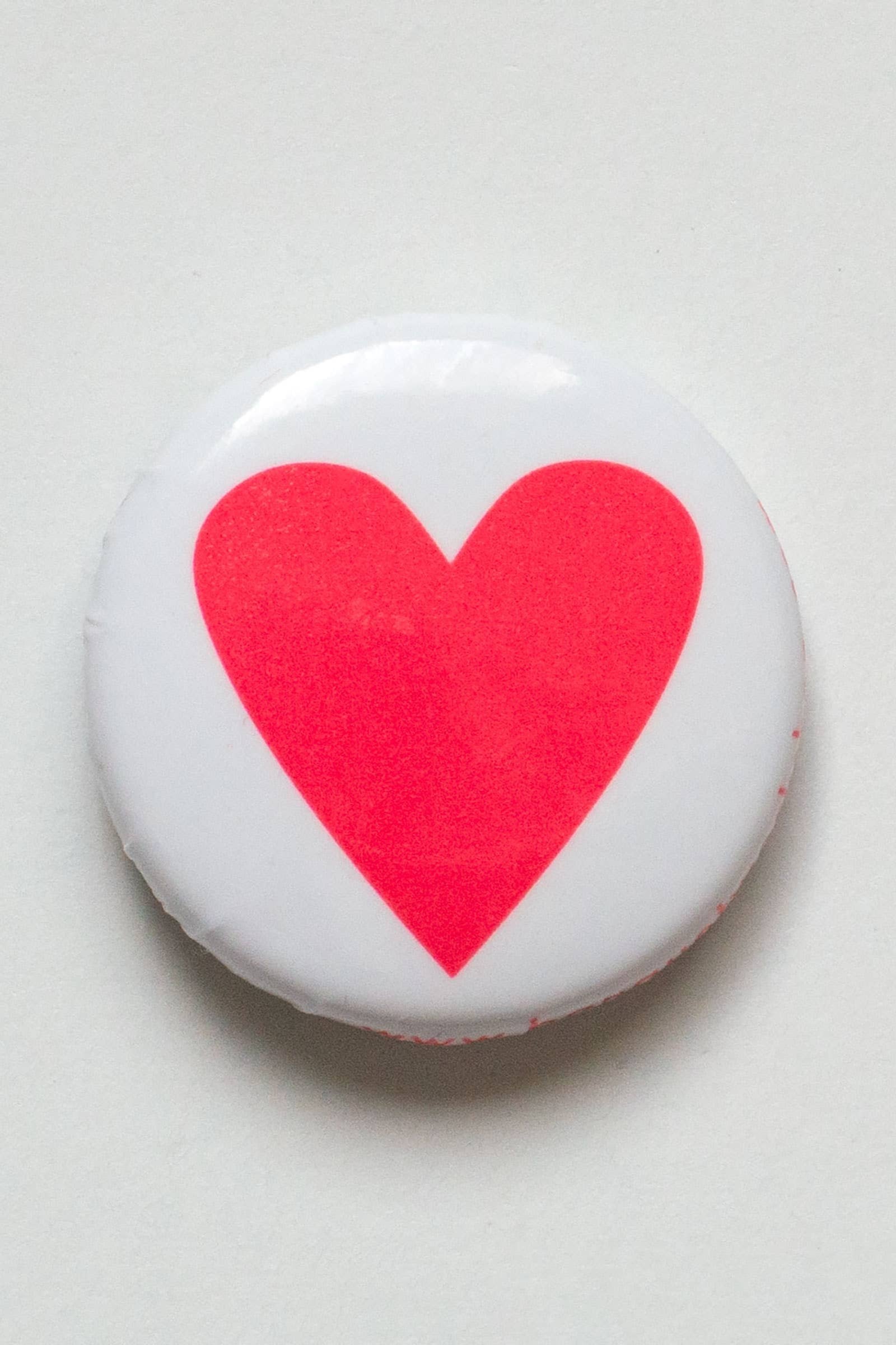 Neon Heart 1 Pin - Glow in The Dark Enamel Pin Badge for Backpacks, Jackets & Denim - Cute Kawaii Aesthetic Accessories for Teens & Girls - Perfect for Gifts, DIY Crafts & Fashion Outfits