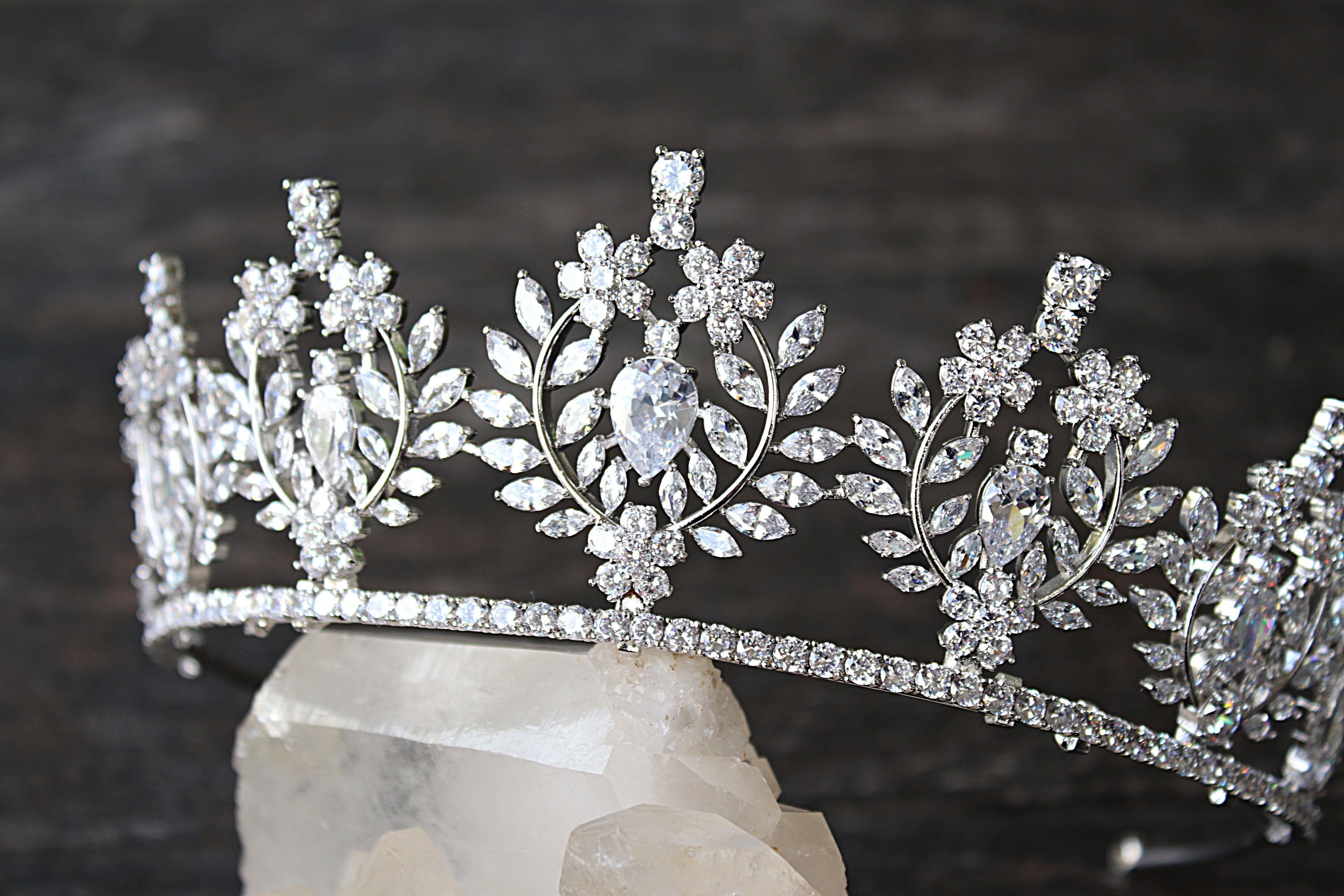 JASLYNE Simulated Diamond Tiara – Elegant Crystal Bridal Crown for Weddings, Prom & Special Occasions