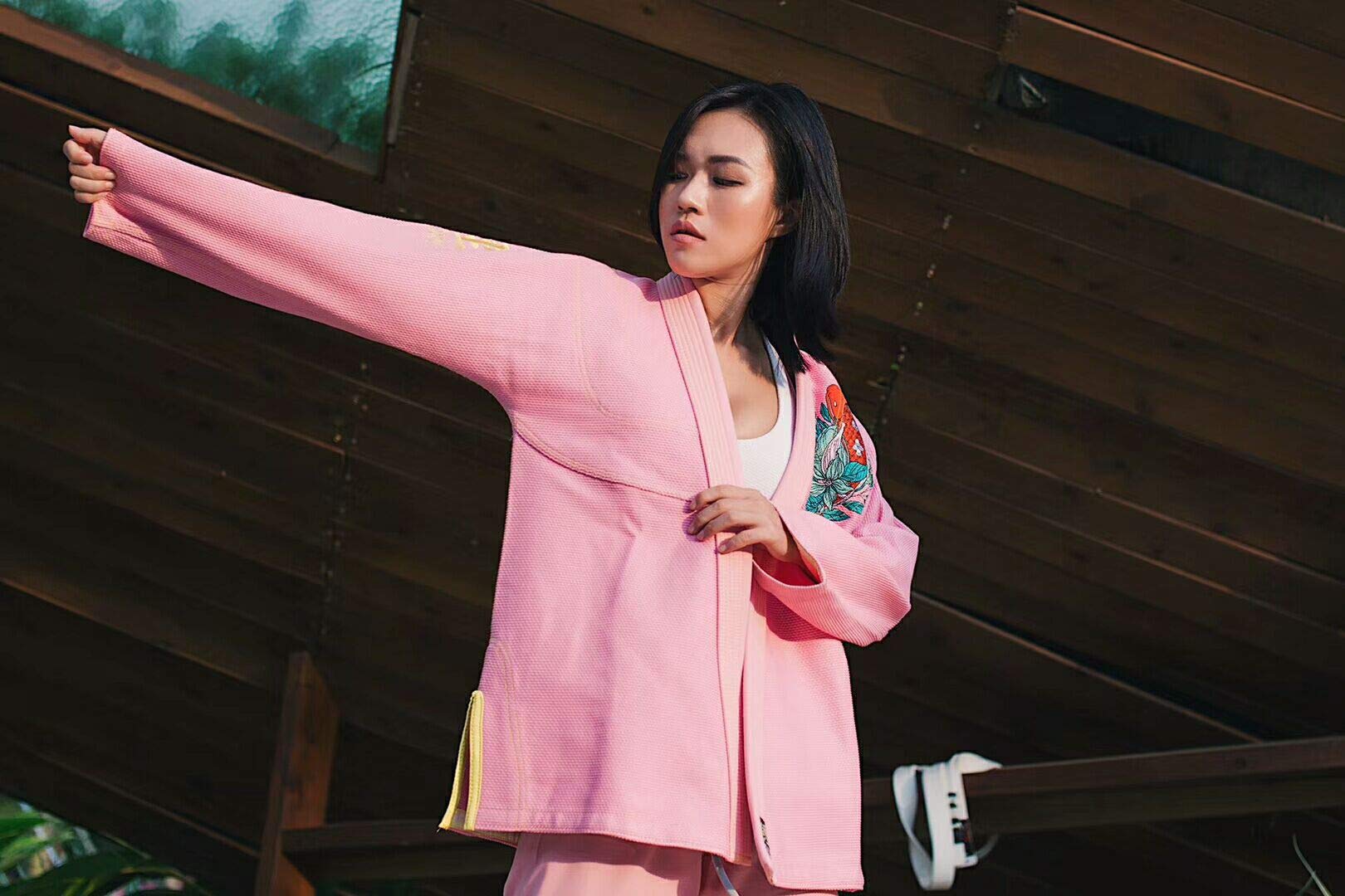 FLUORY Women's Brazilian Jiu Jitsu Gi - Lightweight BJJ Kimono Uniform for Ladies Training & Competition - Perfect for MMA, Grappling & No-Gi Transition Practice - Ideal for Gym Sessions, Martial Arts Classes and Tournament Fighting