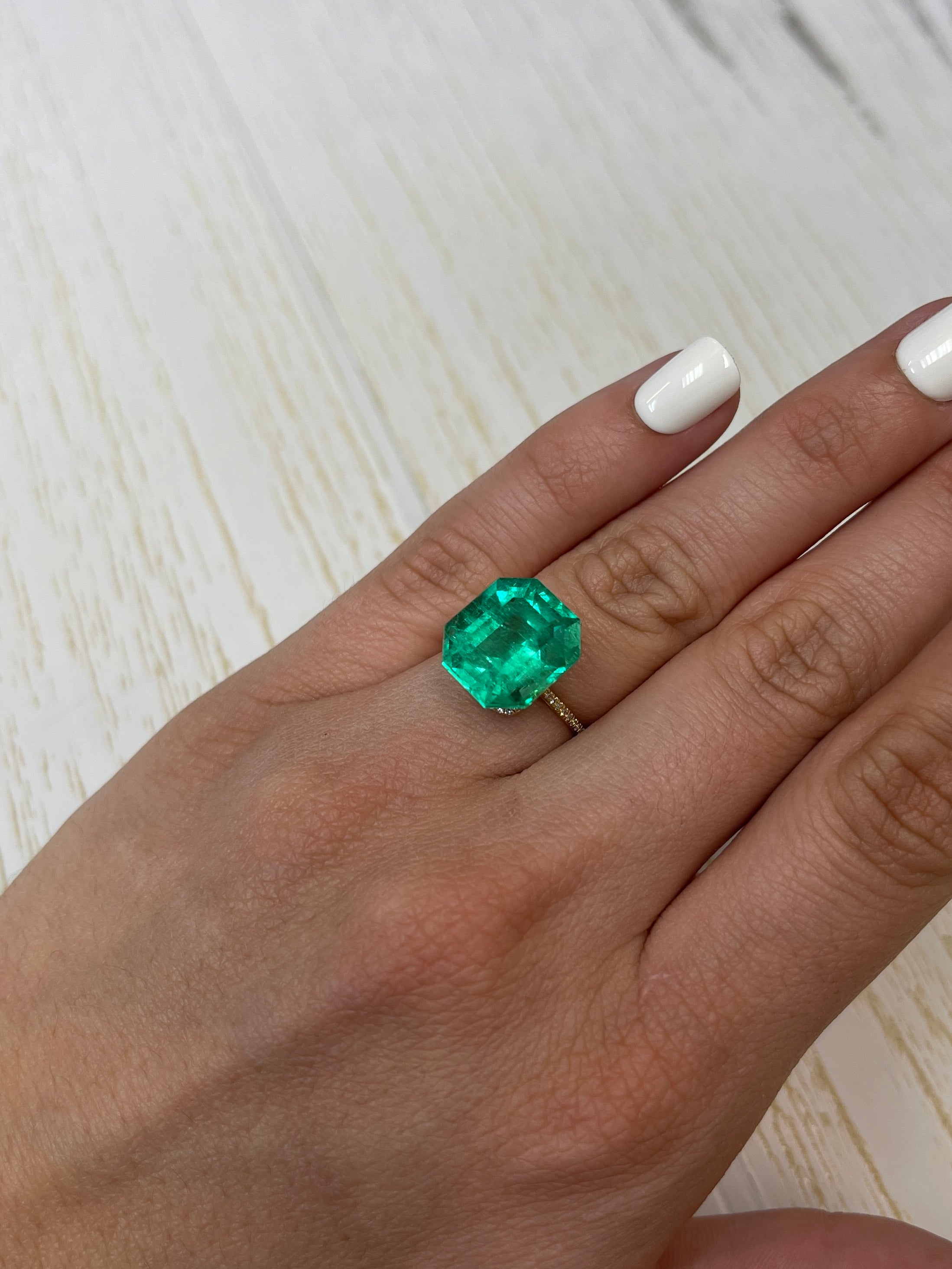 10.81 Carat GIA Certified Vivid Muzo Colombian Emerald - Natural Loose Gemstone, Asscher Cut (14x13mm) | Perfect for Engagement Rings, Luxury Jewelry & Collector's Pieces