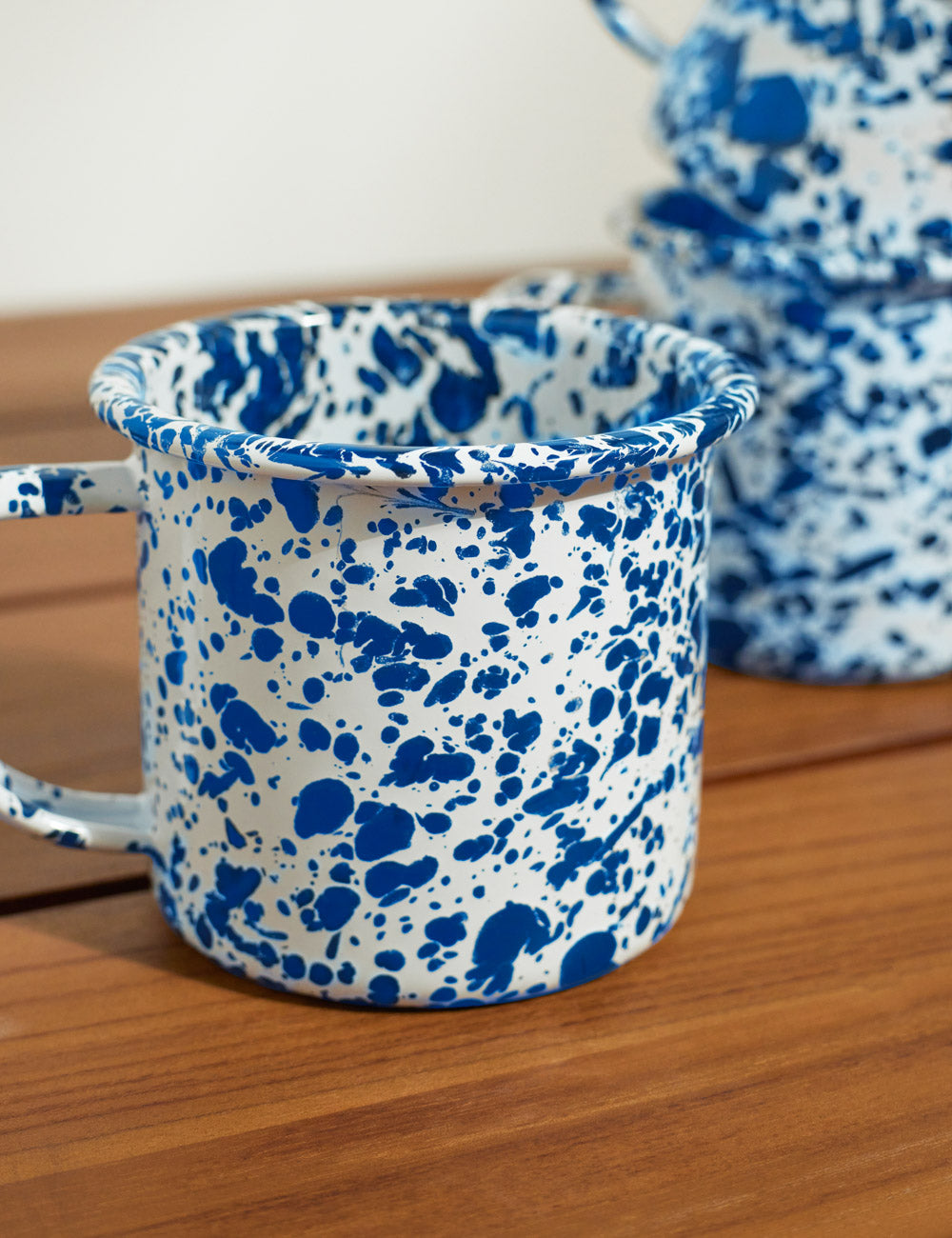 Vintage Style Enamelware Coffee Mugs - Set of 4 Rustic Camping Cups by Crow Canyon - Perfect for Outdoor Picnics, Camping Trips & Farmhouse Kitchen Decor