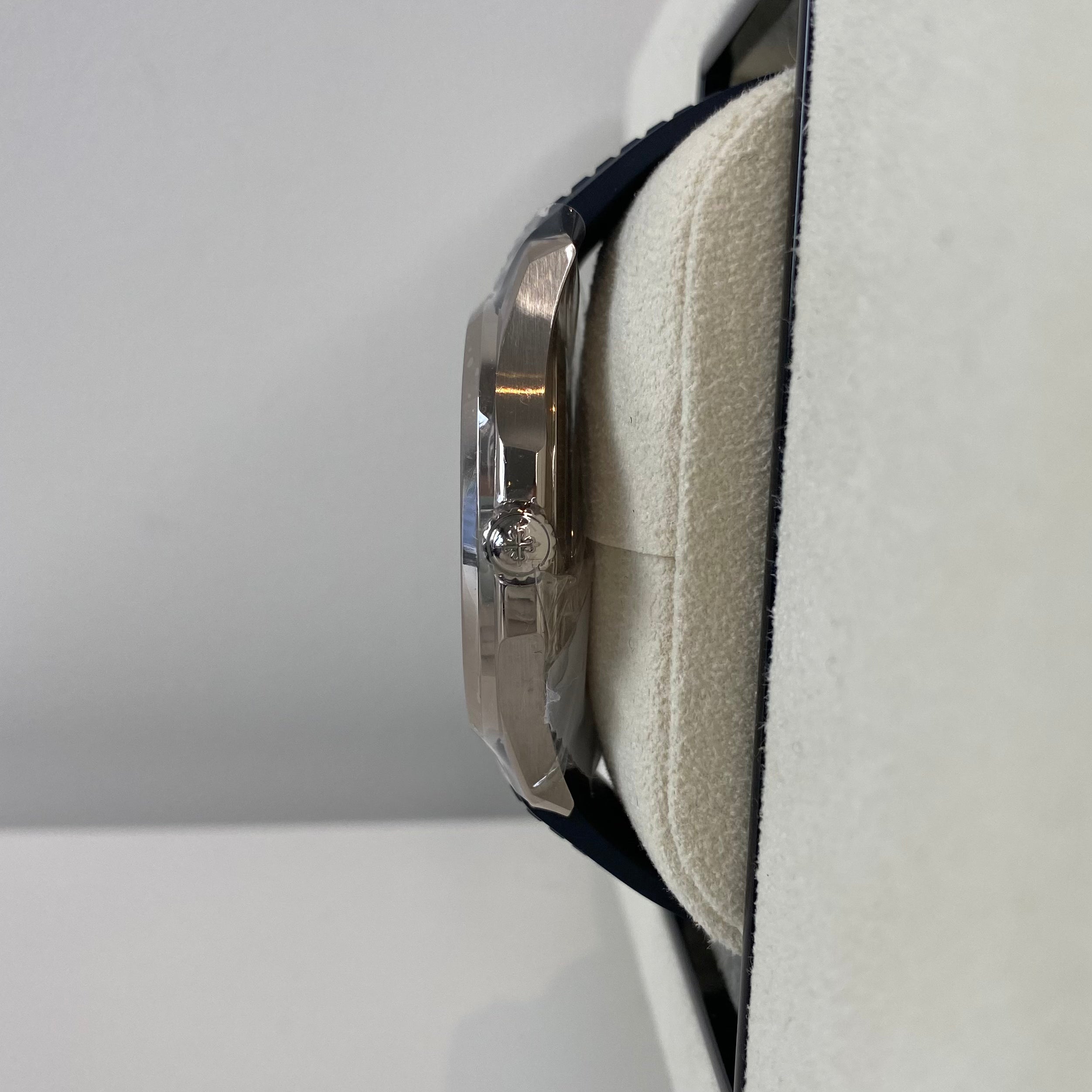 Patek Philippe Aquanaut 5168G-001 18K White Gold Luxury Men's Watch - Perfect for Business Meetings & Special Occasions