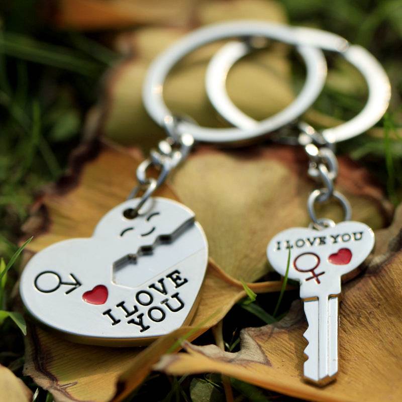 Heart Shaped Keychain - Romantic Gift for Couples, Best Friends & Loved Ones - Perfect for Valentine's Day, Anniversaries & Special Occasions