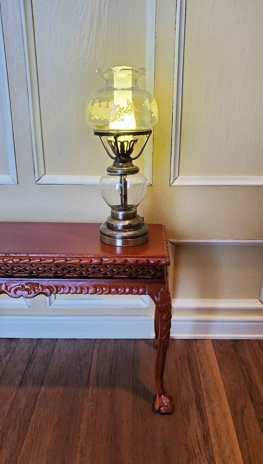 1:12 Scale Dollhouse Miniature LED Battery Light Hurricane Oil Lamp - Realistic Vintage Dollhouse Furniture Lighting for Victorian & Modern Dollhouses - Perfect for Dollhouse Decor, Miniature Displays & Collectibles