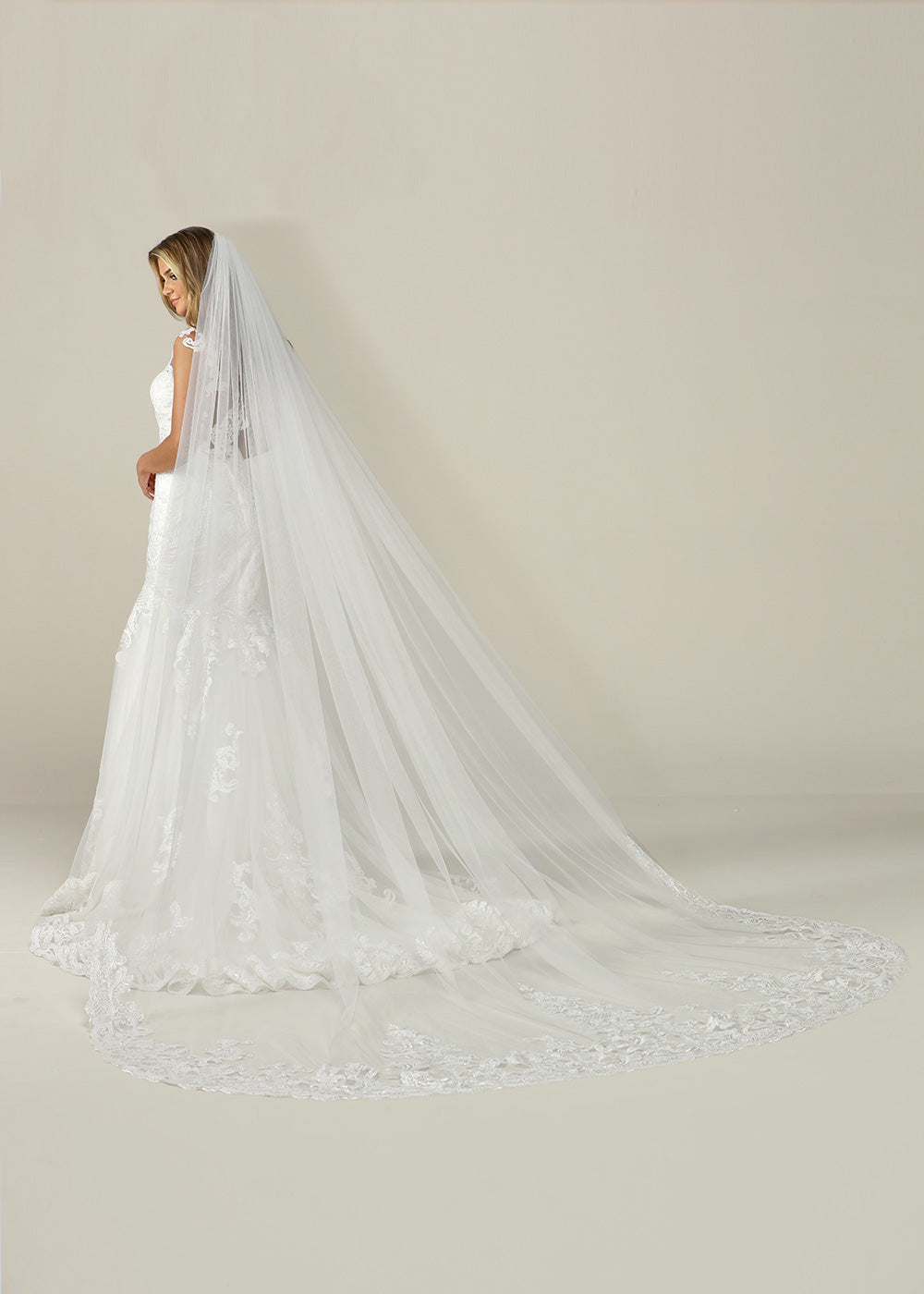 Gianna Veil - Elegant Wedding Veil for Brides | Perfect for Church Ceremonies, Outdoor Weddings & Photo Shoots