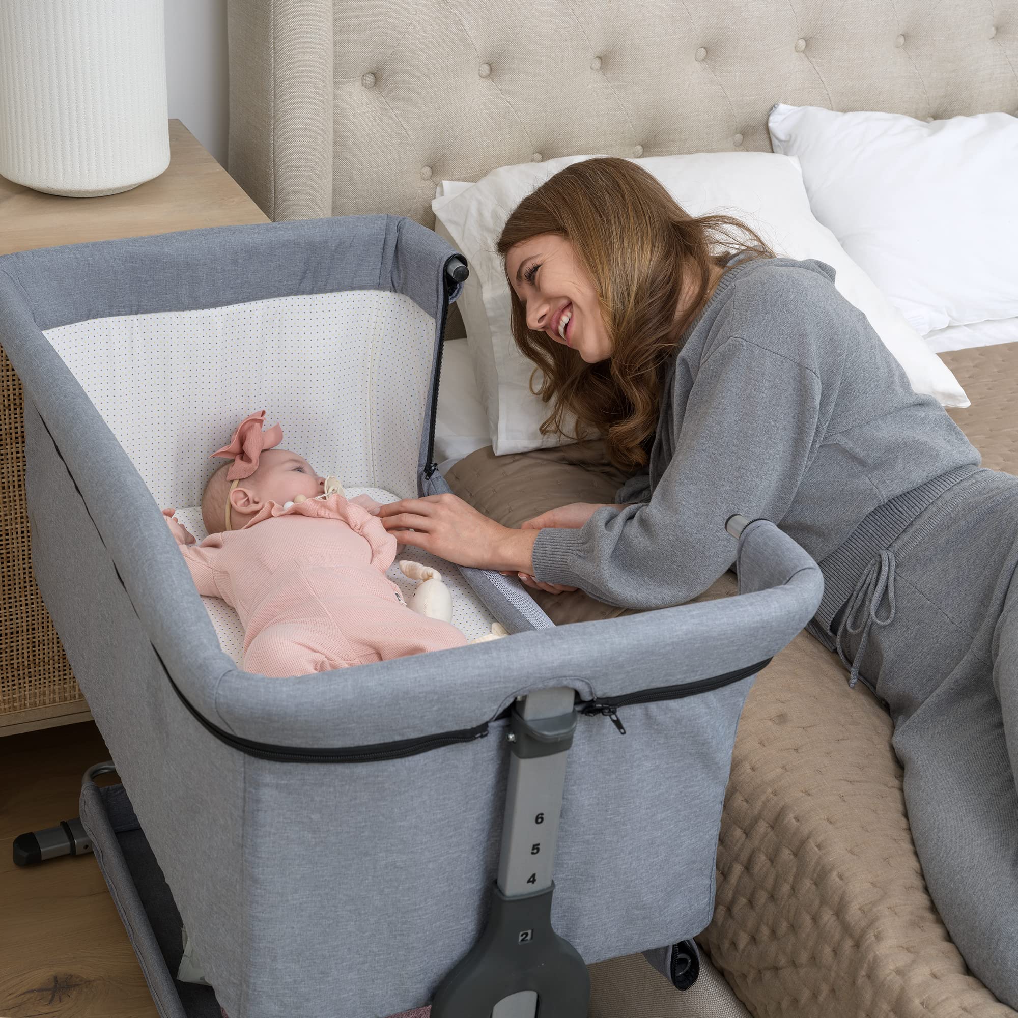 SereneLife Portable Baby Bassinet & Bedside Sleeper - Adjustable Height Crib for Newborns & Infants with Storage Basket, Wheels & Travel Bag - Breathable Mesh Design for Safe Co-Sleeping | Nursery, Bedroom & Travel Use (Grey)