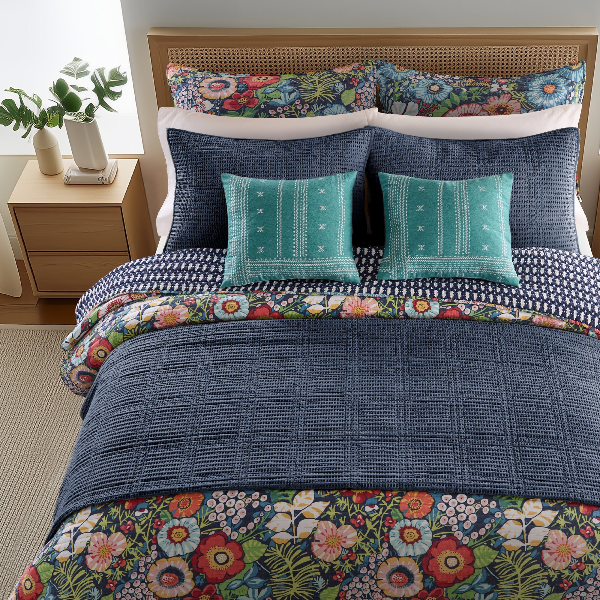 Luxury Night Garden Quilt Set - Queen Size Bedding with Floral Design, Soft Microfiber Comforter for Cozy Sleep - Perfect for Master Bedroom, Guest Room & Airbnb Stays