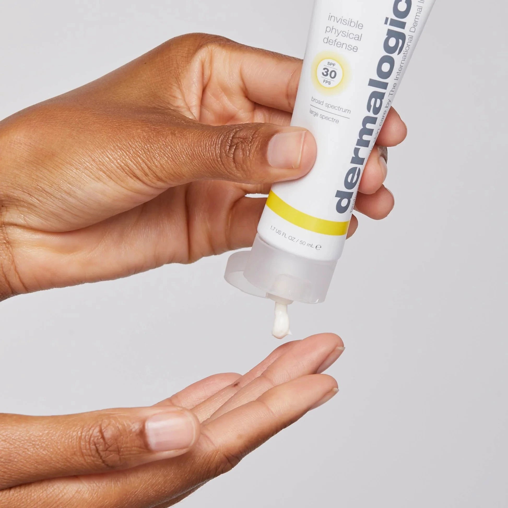 Invisible Physical Defense SPF 30 Sunscreen - Broad Spectrum Protection for Face & Body, Oil-Free & Non-Greasy Formula for Daily Use at Beach, Pool or Outdoor Activities