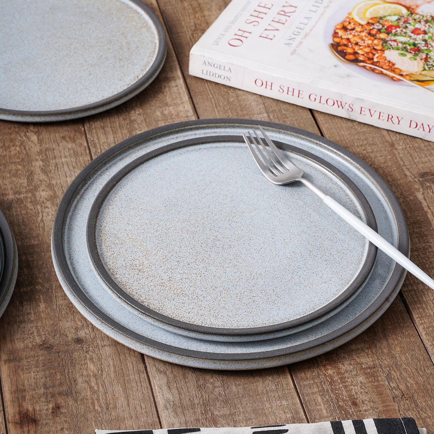Vince Stoneware Dinnerware Set - 16-Piece Grey Porcelain Dinner Plates, Bowls & Mugs - Elegant Stoneware Dinnerware for Family Meals & Dinner Parties