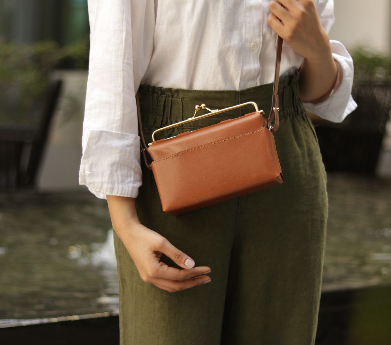 Stylish Kisslock Handbag for Women - Vintage Inspired Clutch Purse with Secure Lock Closure - Perfect for Evening Parties, Weddings & Special Occasions