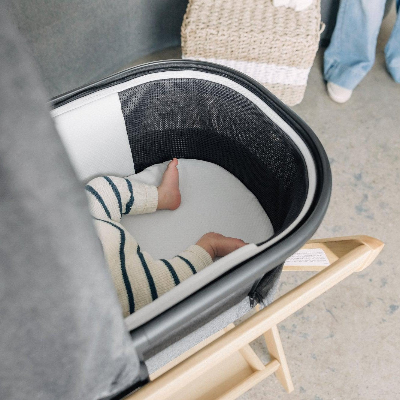 UPPAbaby Bassinet Stand - Lightweight & Portable Baby Crib for Newborns | Perfect for Nursery, Travel & Co-Sleeping | Safe & Sturdy Design for Day & Night Use