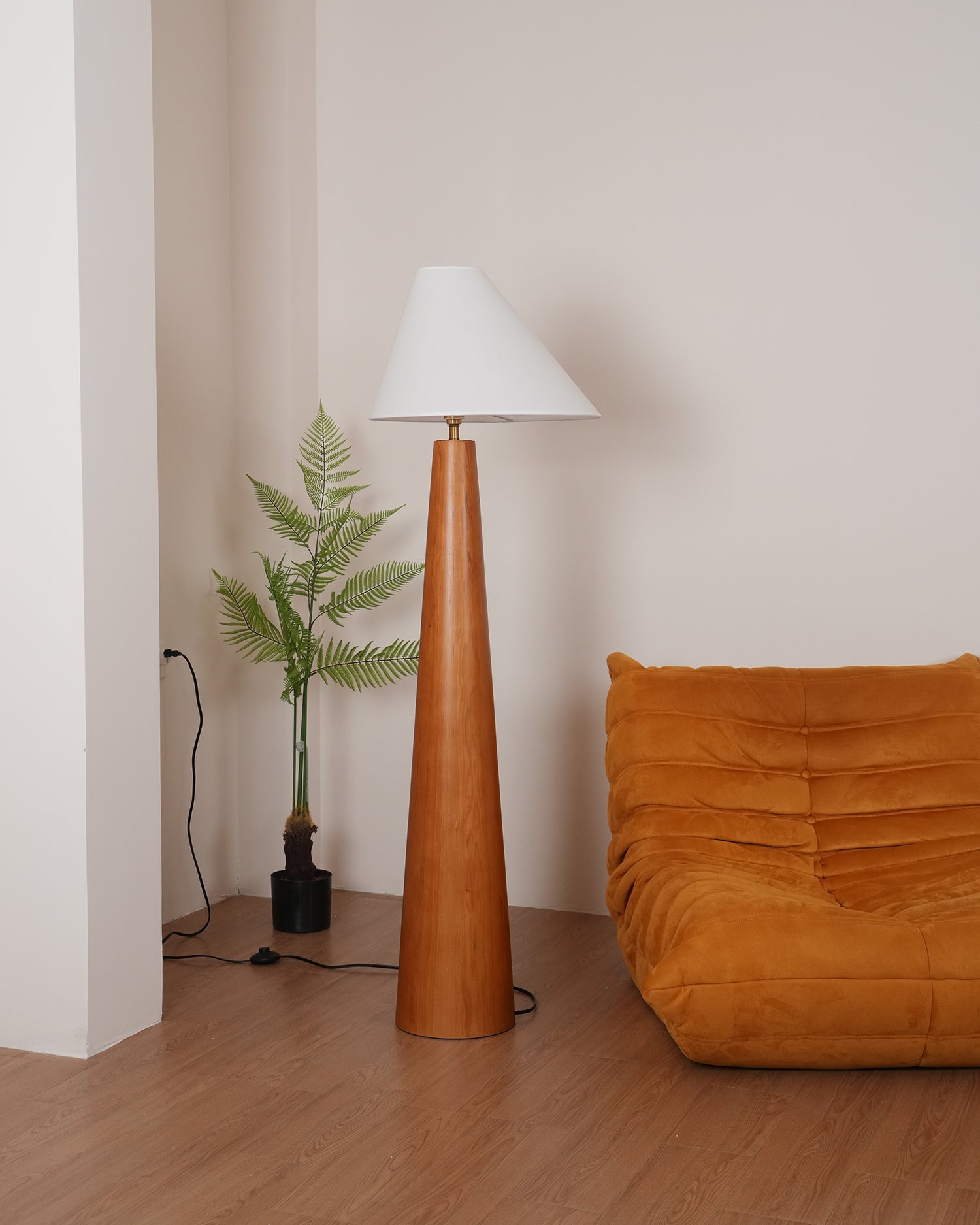 Modern Alvin Floor Lamp with Adjustable Brightness - Stylish Standing Light for Living Room, Bedroom & Office - Perfect for Reading, Working & Relaxing