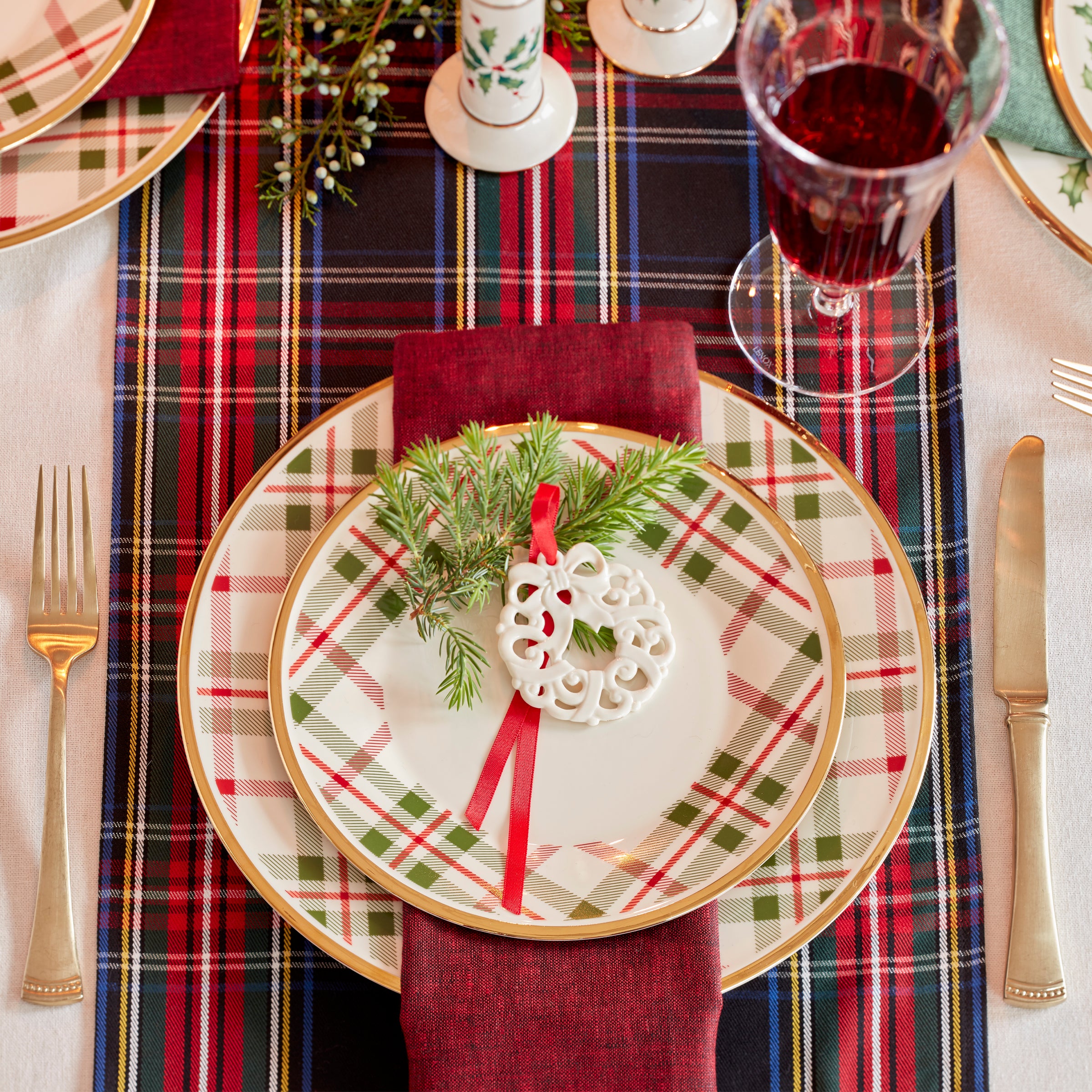 12-Piece Holiday Plaid Dinnerware Set - Elegant Tableware for Christmas, Thanksgiving & Family Gatherings