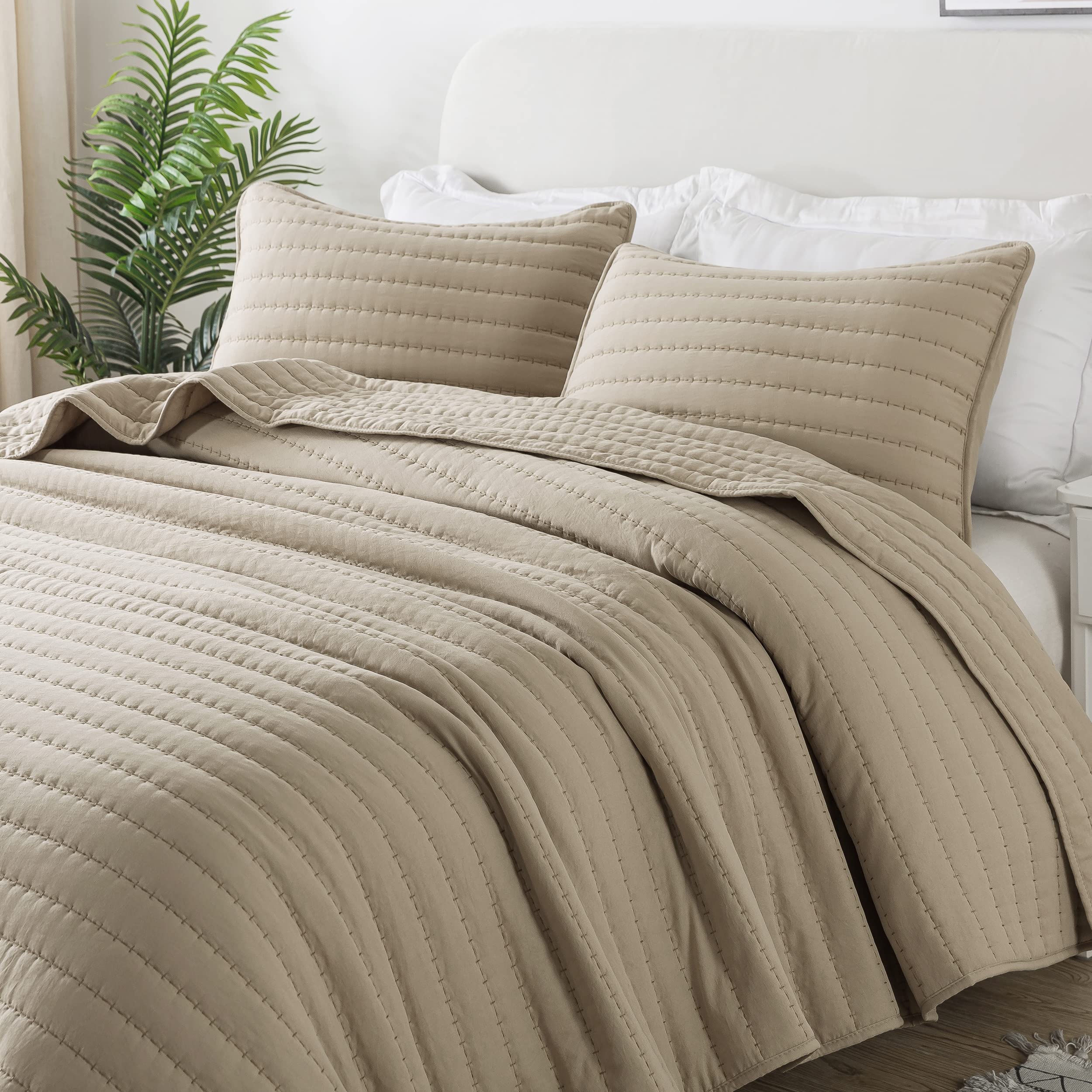 ROARINGWILD Beige Cream Tan Twin Size Quilt Bedding Set with Pillow Shams - Lightweight Soft Bedspread Coverlet & Quilted Blanket Thin Comforter for All Seasons (2-Piece, 68x90 Inches) - Perfect for Guest Rooms, Dormitories & Cozy Bedroom Decor