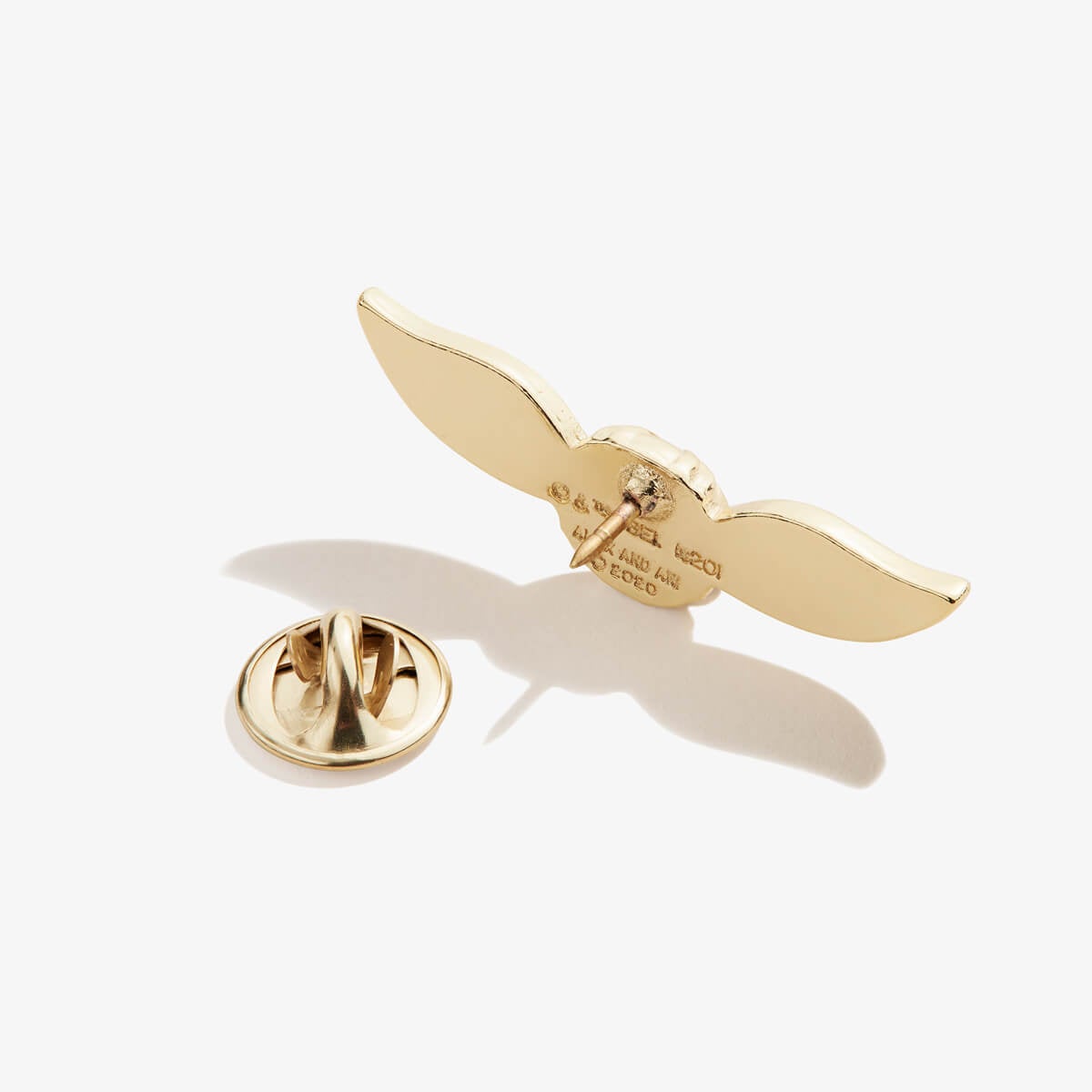 Harry Potter™ Golden Snitch Enamel Pin - Collectible Jewelry for Fans, Cosplay, Gifts & Harry Potter Merchandise - Perfect for Backpacks, Jackets & Harry Potter Themed Events