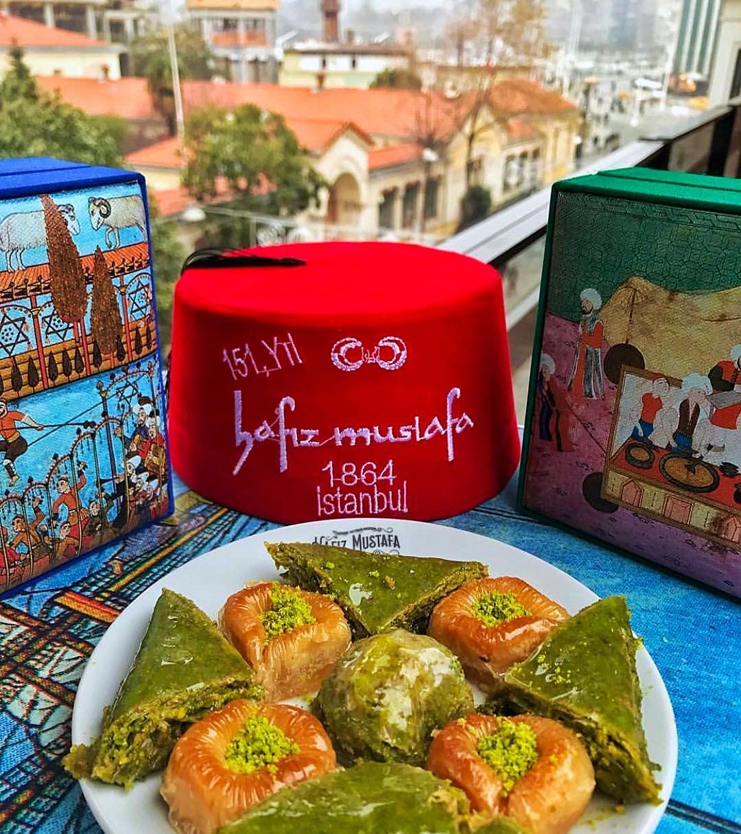 Hafiz Mustafa 1864 Istanbul Baklava Pastry Box - Authentic Turkish Baklava Dessert with Fresh Phyllo Dough, Pistachios, Hazelnuts & Walnuts - Perfect Gift for Birthdays, Christmas & Holidays - Enjoy as Sweet Treat, Party Dessert or Coffee Companion