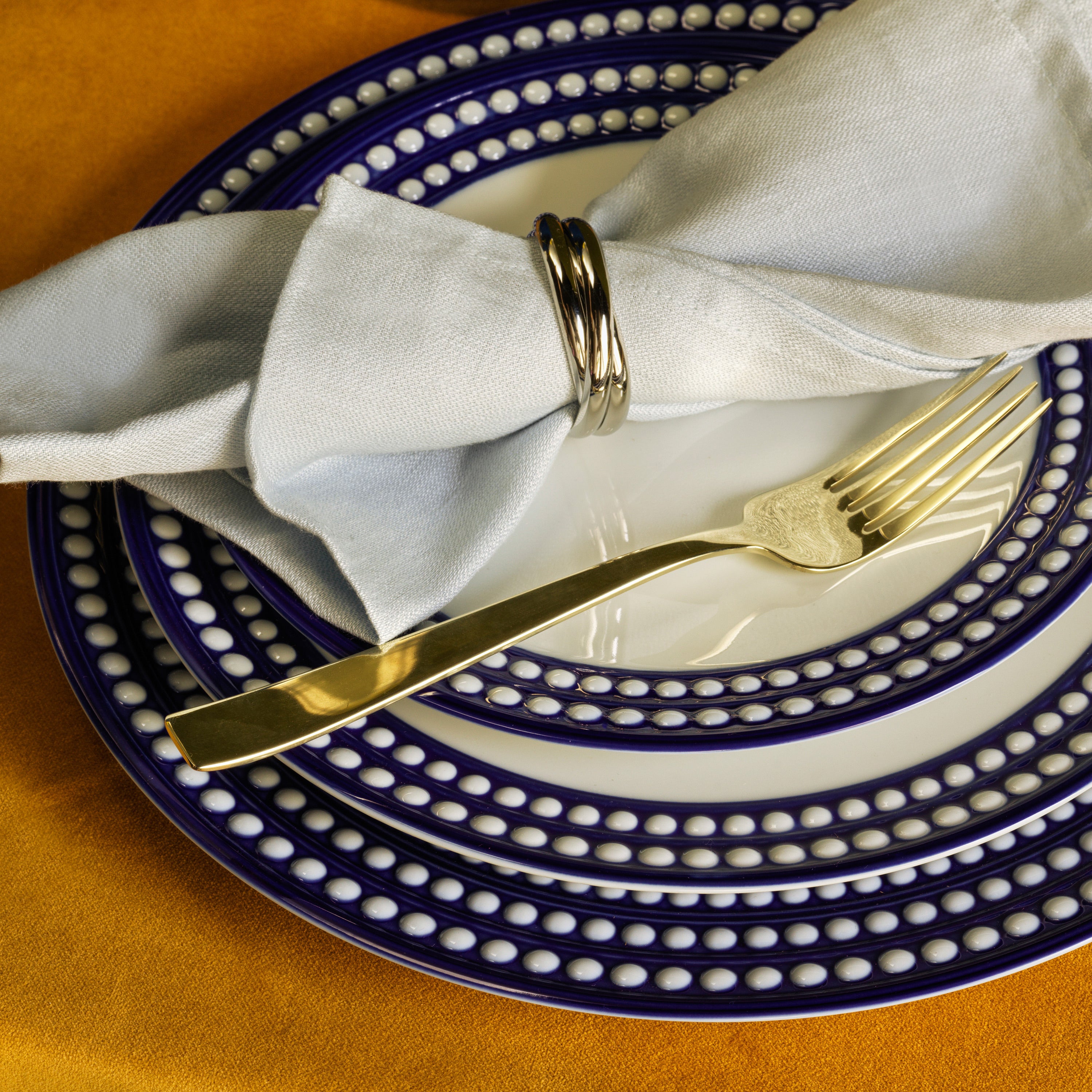 Perlée 16-Piece Blue Dinnerware Set - Elegant Porcelain Plates, Bowls & Mugs for Dining, Entertaining & Gifts