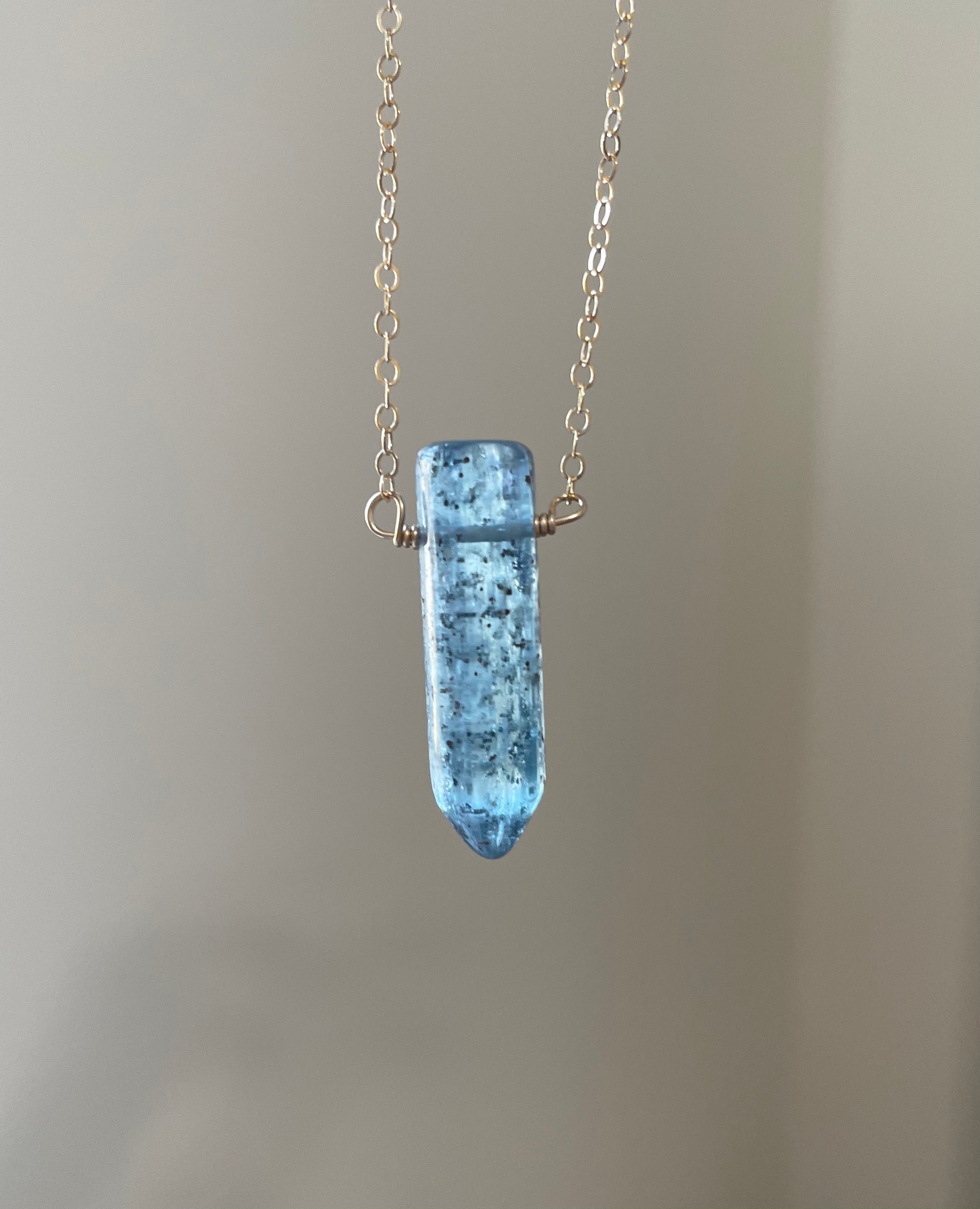 Natural Raw Kyanite Gemstone Crystal Point Necklace - Healing Crystal Jewelry for Women, Spiritual Protection & Energy Balancing - Perfect for Meditation, Yoga & Chakra Healing