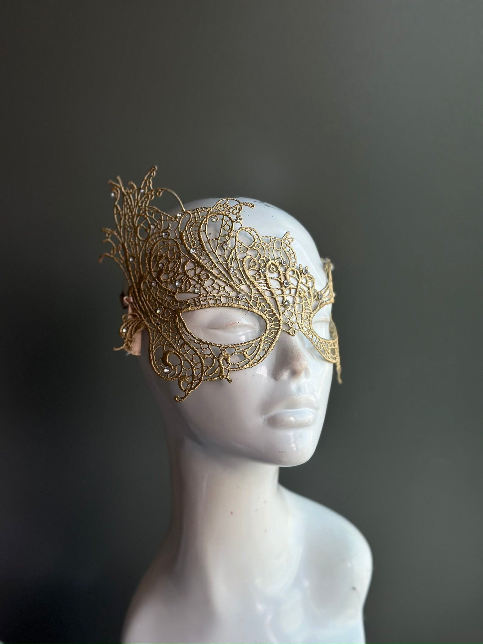 Elegant Elizabeth Lace Face Mask with Gold Accents - Perfect for Weddings, Parties & Special Occasions