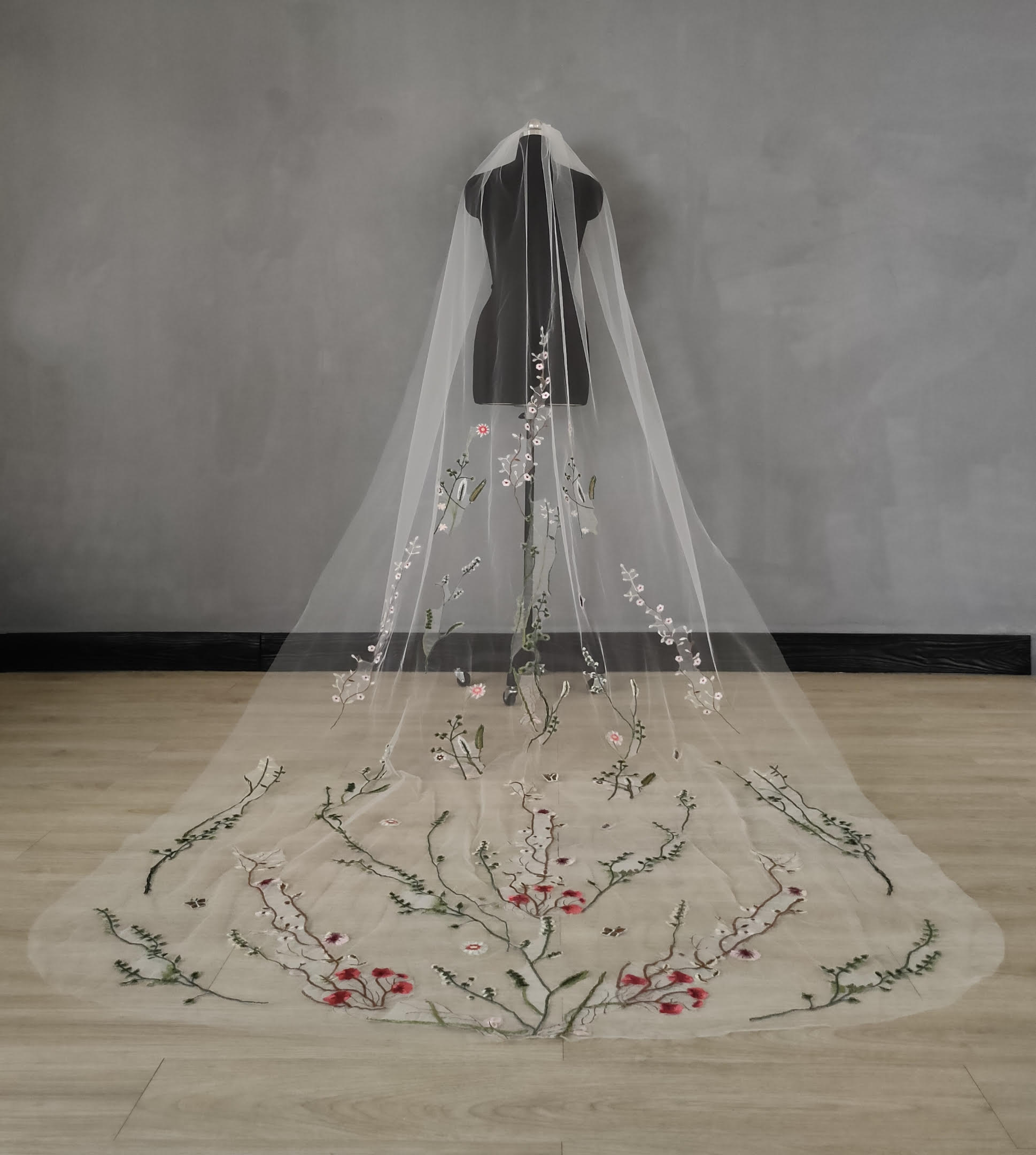 Wildflower Embroidered Bridal Veil - Handmade Floral Lace Wedding Accessory for Boho Brides - Perfect for Outdoor Ceremonies & Garden Weddings