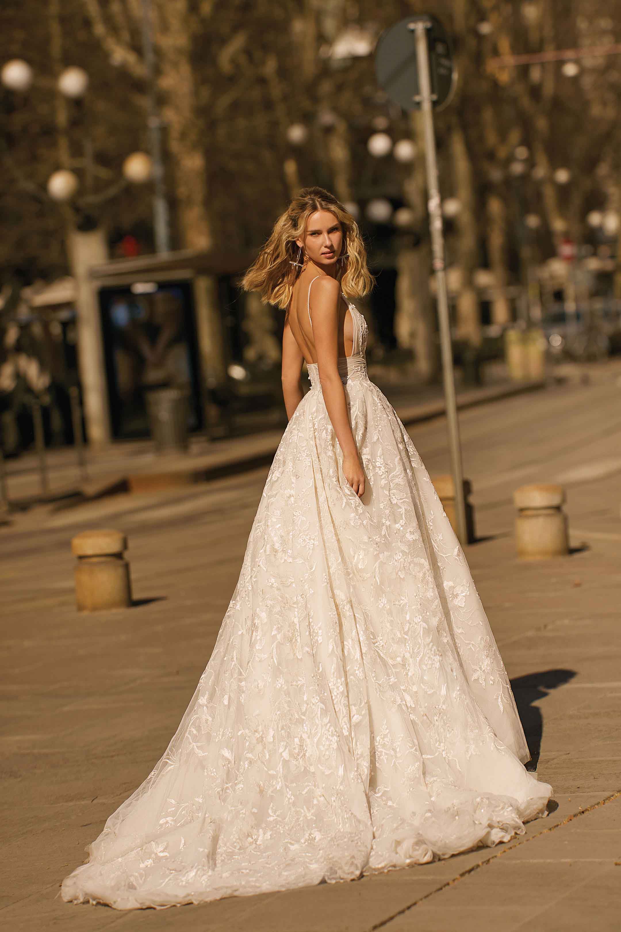 Berta 20 06 Wedding Dress Size 10 - Elegant Lace Bridal Gown for Evening Ceremonies and Formal Events