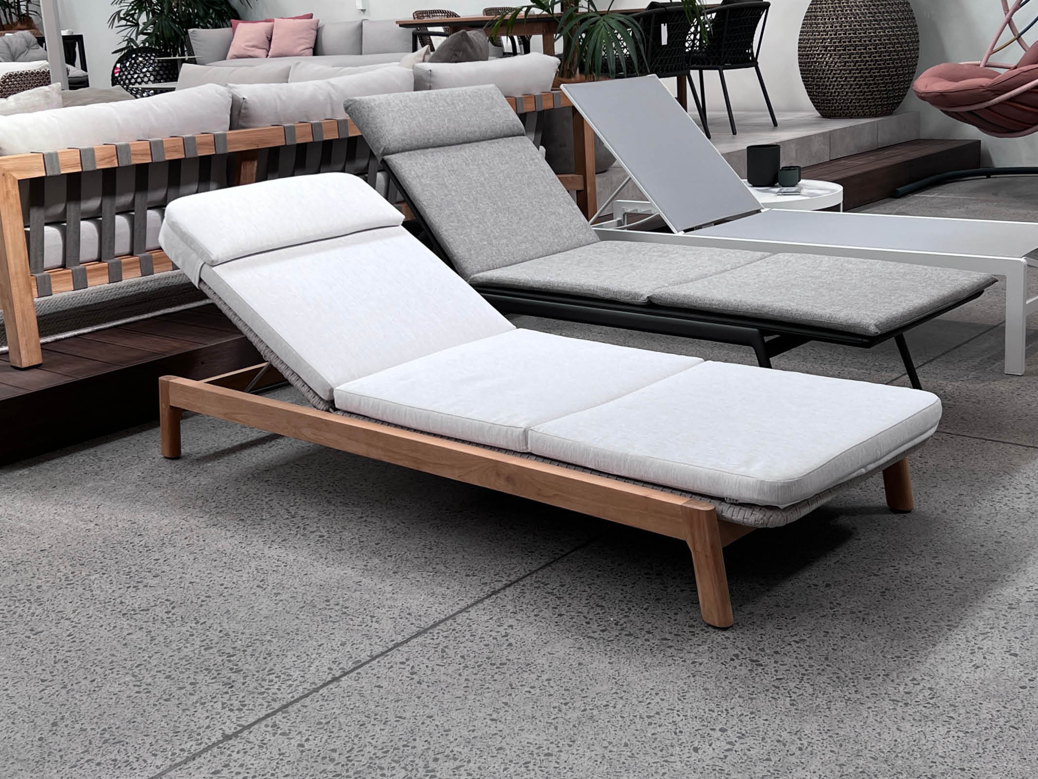 Bight Lounger - Premium Outdoor Chaise Lounge for Patio, Poolside & Beach Relaxation | Durable & Comfortable Sunbathing Chair