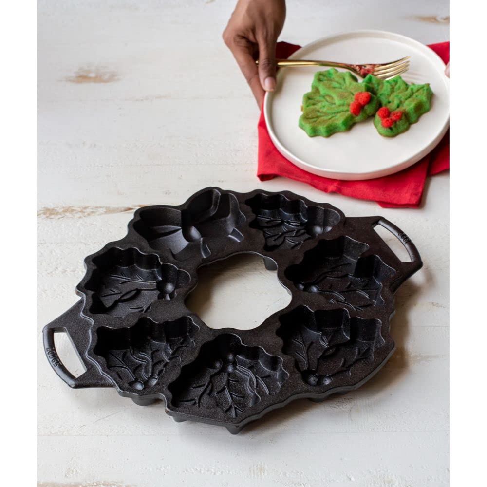 Lodge Cast Iron Holiday Wreath Pan - 14.69 Inch Skillet for Baking, Roasting & Serving | Perfect for Christmas Cookies, Cornbread & Festive Meals | Durable Kitchen Essential for Holiday Cooking & Gift Giving