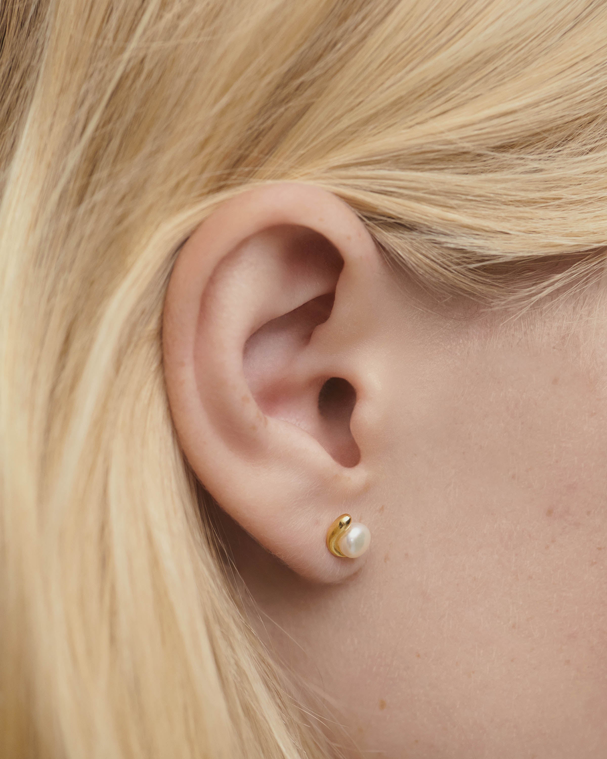GRID La Perla Mini Stud Earrings - Elegant Pearl Earrings for Women, 14K Gold Plated, Perfect for Everyday Wear, Gift, Wedding & Special Occasions