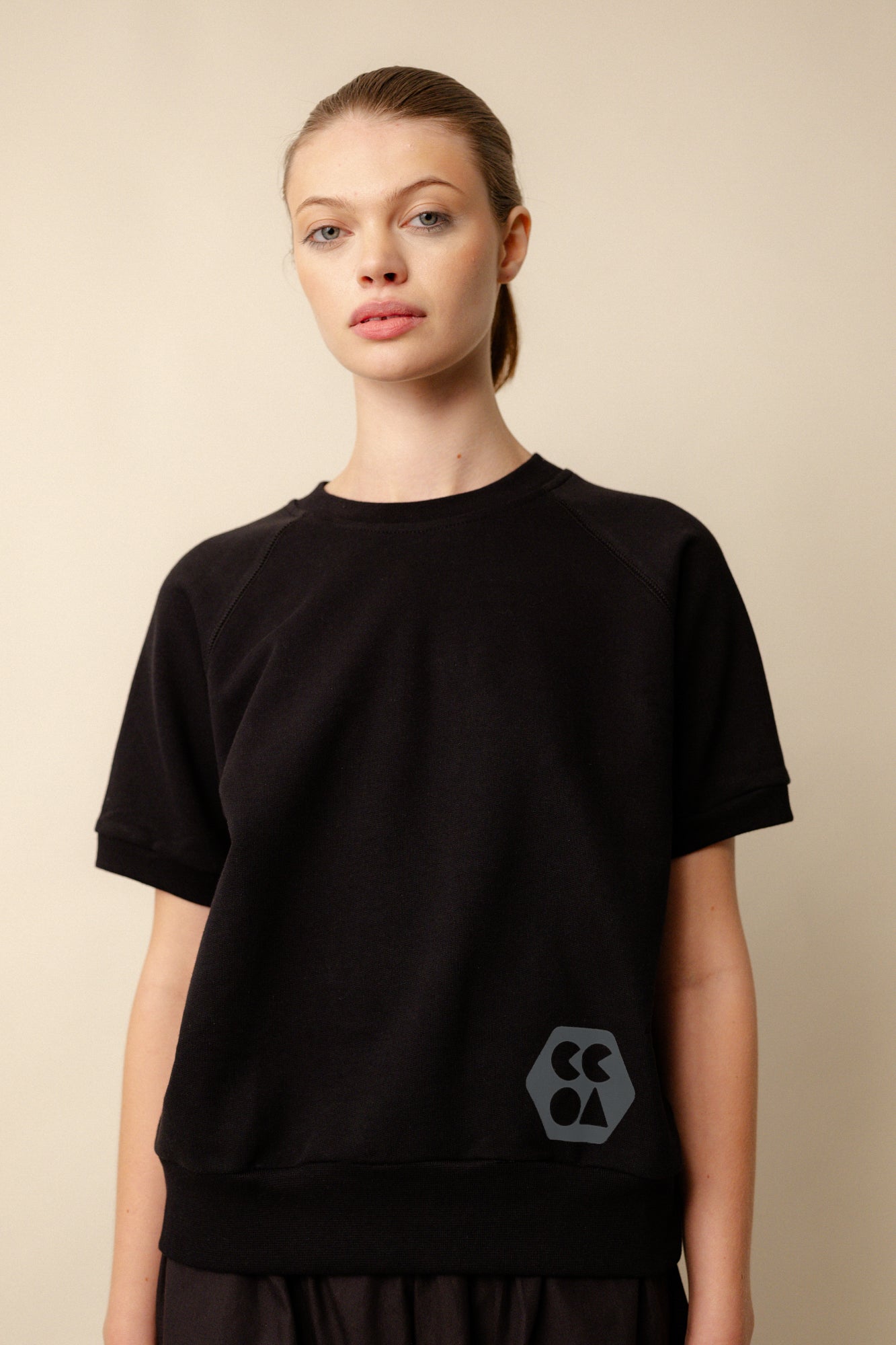 Women's Short Sleeve Raglan Workout Top - Eco-Friendly Plastic-Free Black Tee for Yoga, Gym & Running