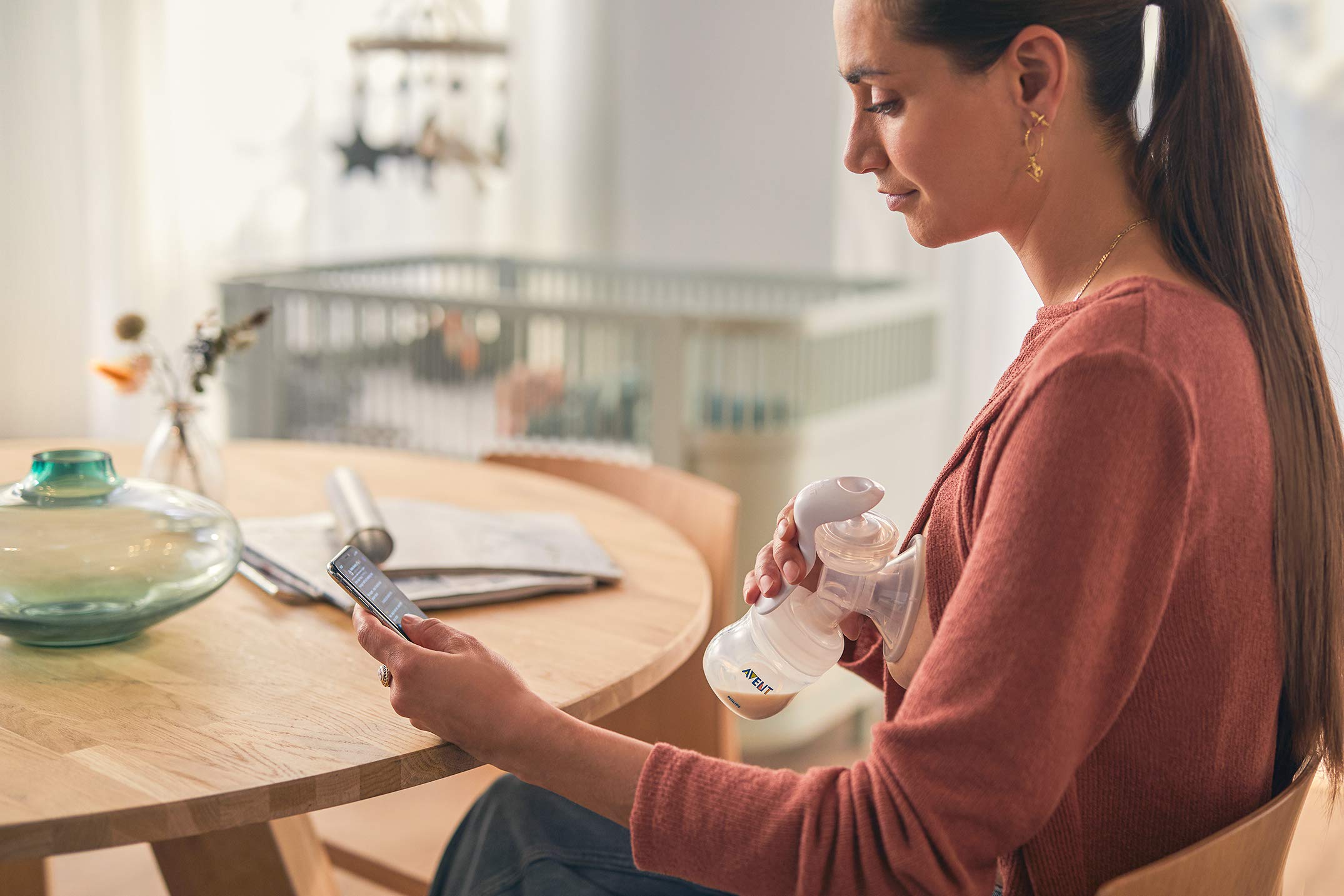 Philips Avent Manual Breast Pump with Natural Motion Technology - SCF430/10 - Comfortable & Efficient for Nursing Moms at Home or Travel