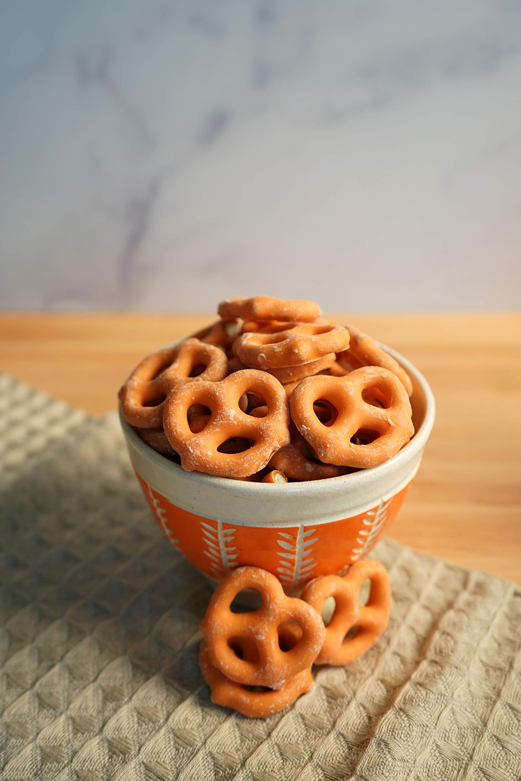 Gourmet Pumpkin Chocolate Covered Pretzels – Handmade Fresh Seasonal Treat with Pumpkin & Cinnamon – Fall Candy Snack – Perfect Gift for Chocolate Lovers – 14oz Bag – Ideal for Halloween, Thanksgiving & Holiday Parties