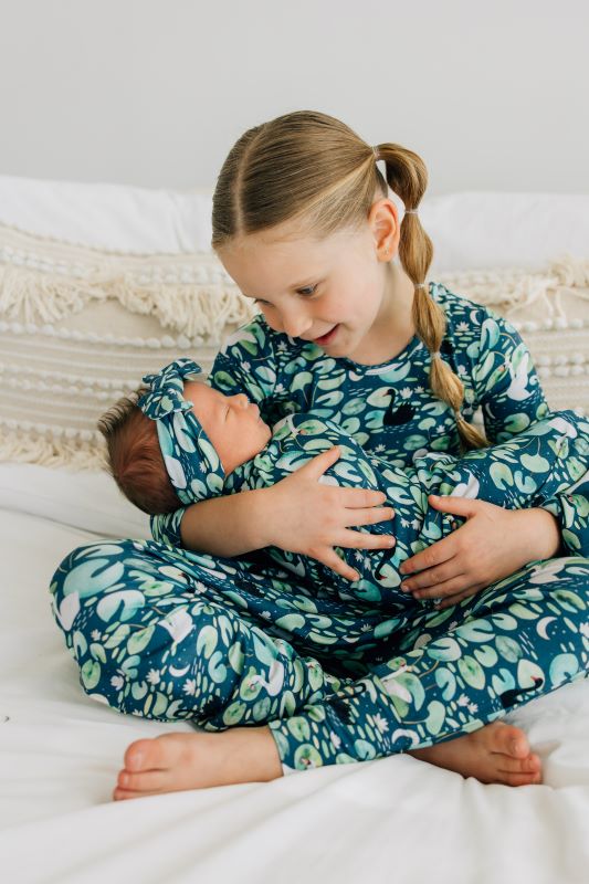 Swan Lake Baby Swaddle Blanket & Bow Headband Set - Soft Cotton Newborn Wrap for Girls & Boys - Perfect for Nursery, Photography & Gifts