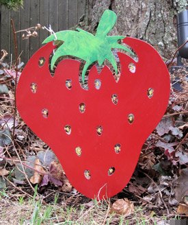 Strawberry Garden Stake - Handmade Metal Garden Decor for Outdoor Flower Beds, Yard Art - Perfect for Spring Planting, Patio Decorations & Backyard Landscaping