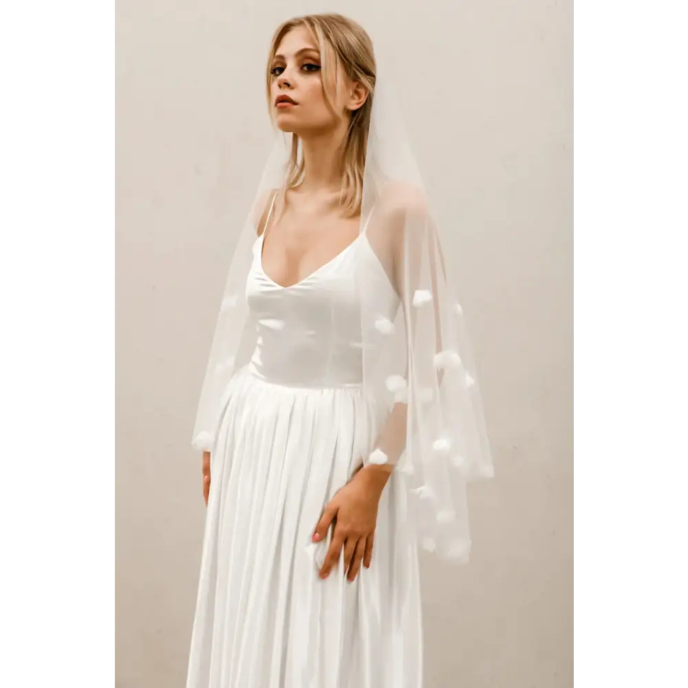 Floral Veil V007 - Elegant Wedding Veil with Lace Appliques for Brides, Perfect for Church Ceremony & Outdoor Photography