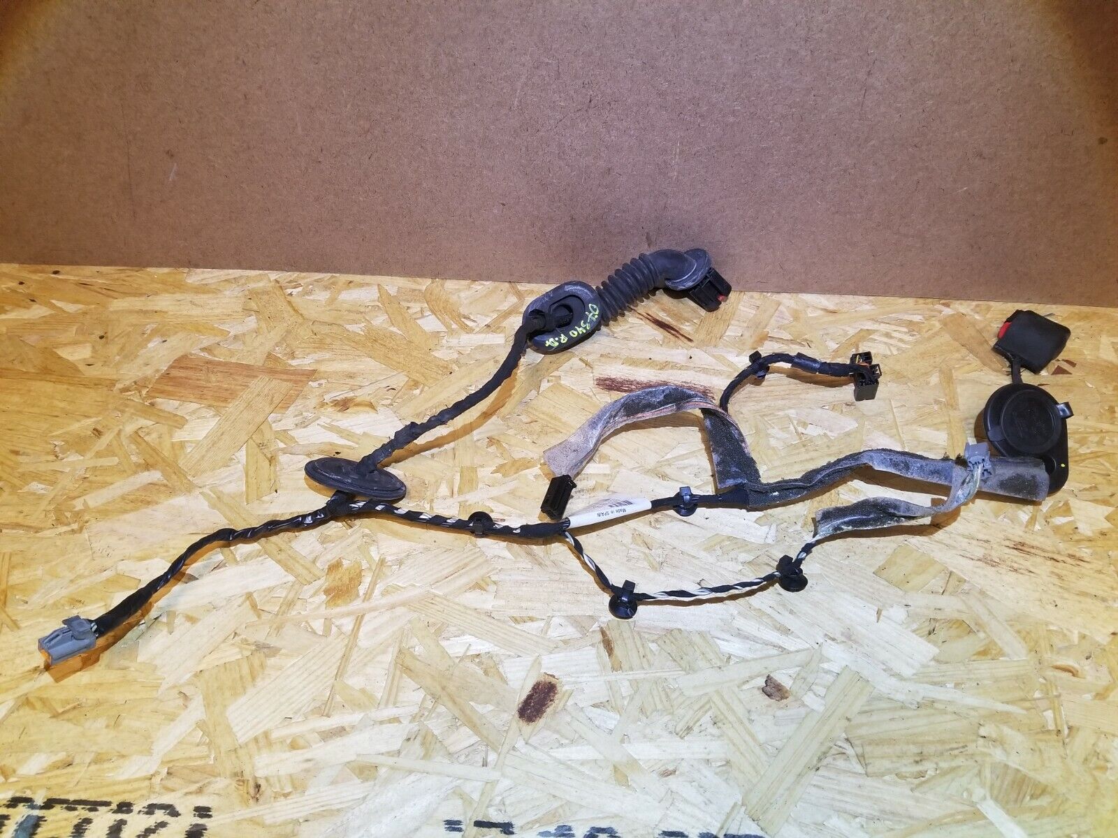 05 06 07 Volvo S40 Rear Left Driver Side Door Wire Harness OEM - Replacement Electrical Connector for Volvo S40 Sedan - Perfect for DIY Car Repairs and Electrical System Maintenance