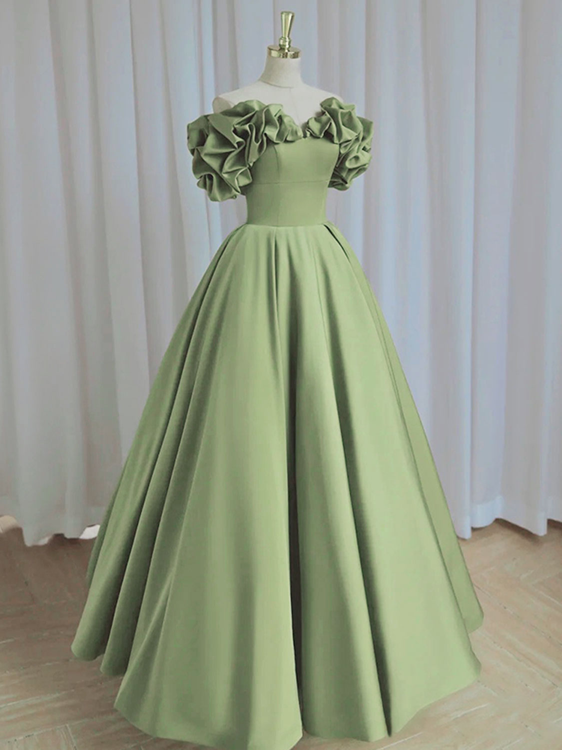 Elegant Off-Shoulder A-Line Satin Prom Dress in Emerald Green - Perfect for Homecoming, Formal Dances & Special Occasions